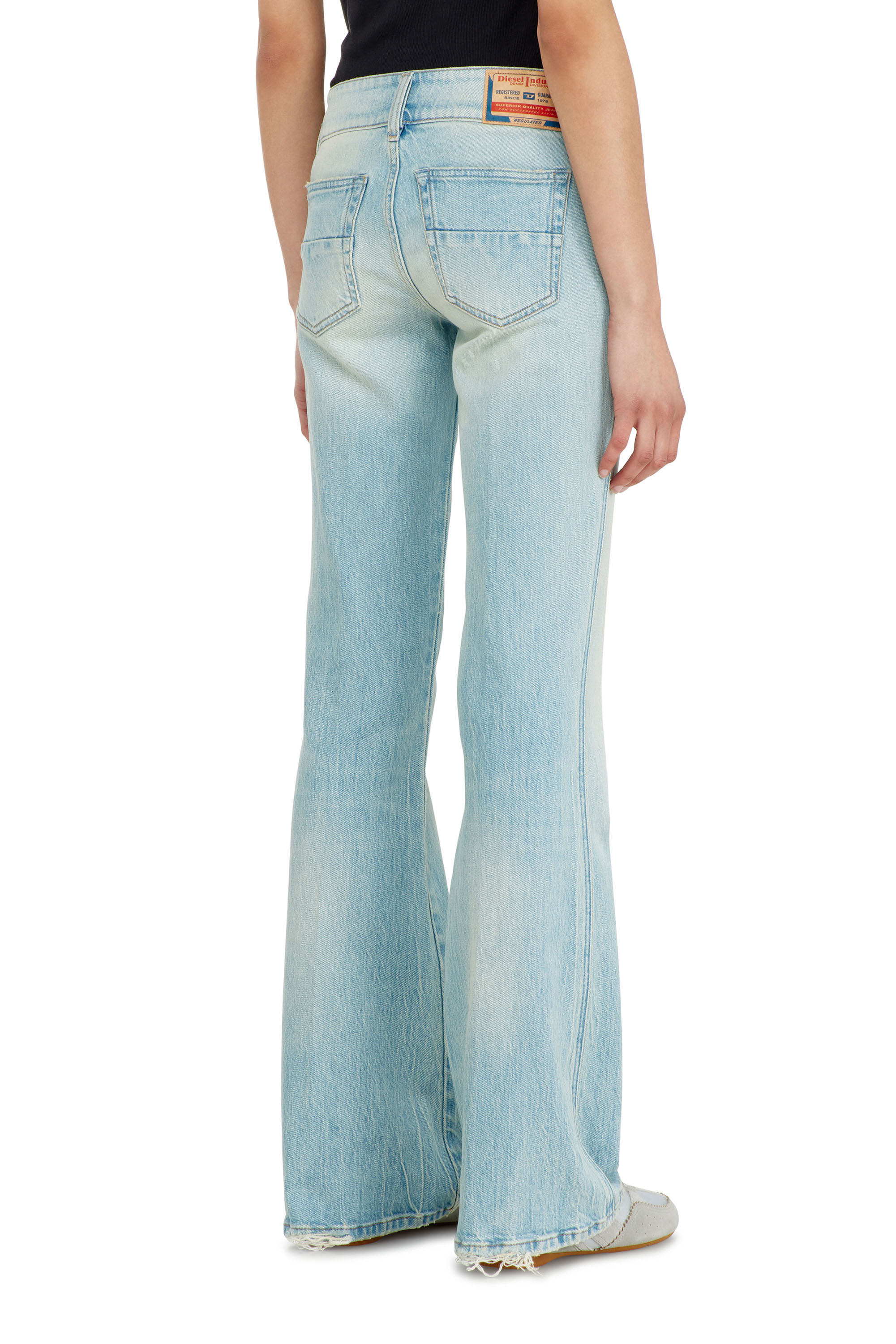 Diesel - Bootcut Jeans D-Hush 0KBBX Mujer, Azul Claro - 5
