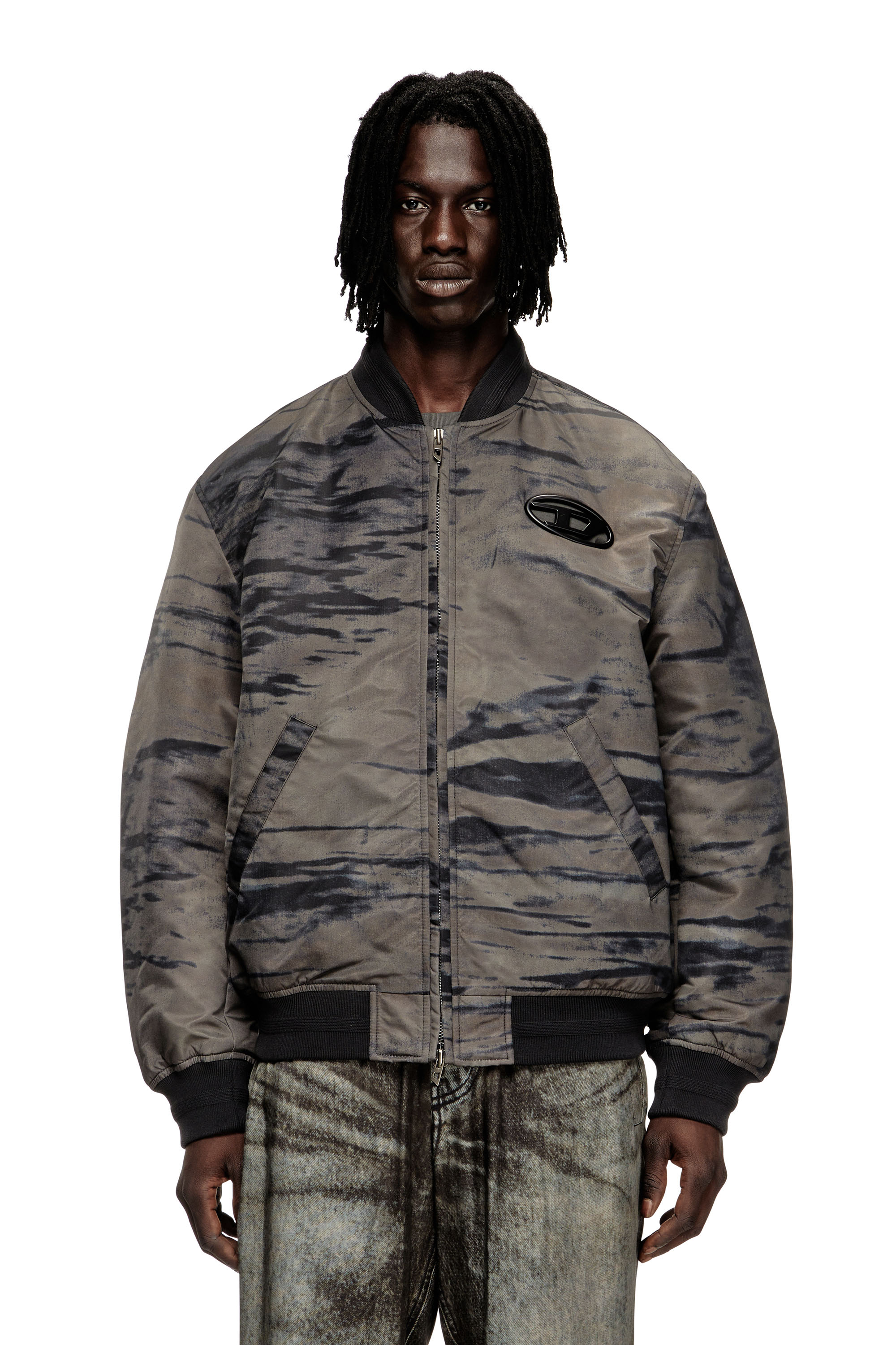 Diesel - J-KEPES-DLBZ, Chaqueta bomber acolchada en satén estampado Hombre in Multicolor - 1