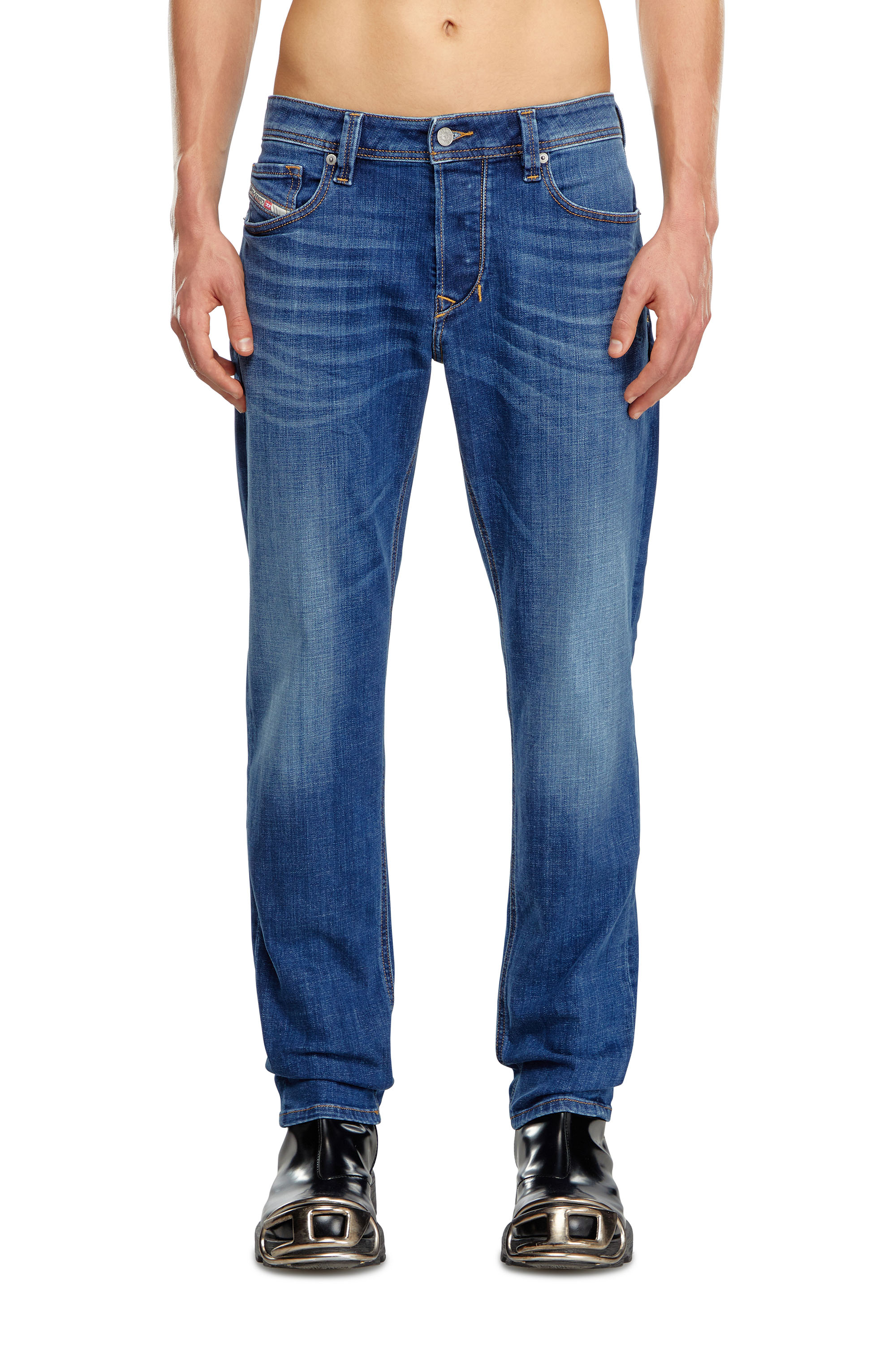 Diesel - Tapered Jeans 1986 Larkee-Beex 09K04, Hombre Tapered Jeans - 1986 Larkee-Beex in Azul marino - Image 2