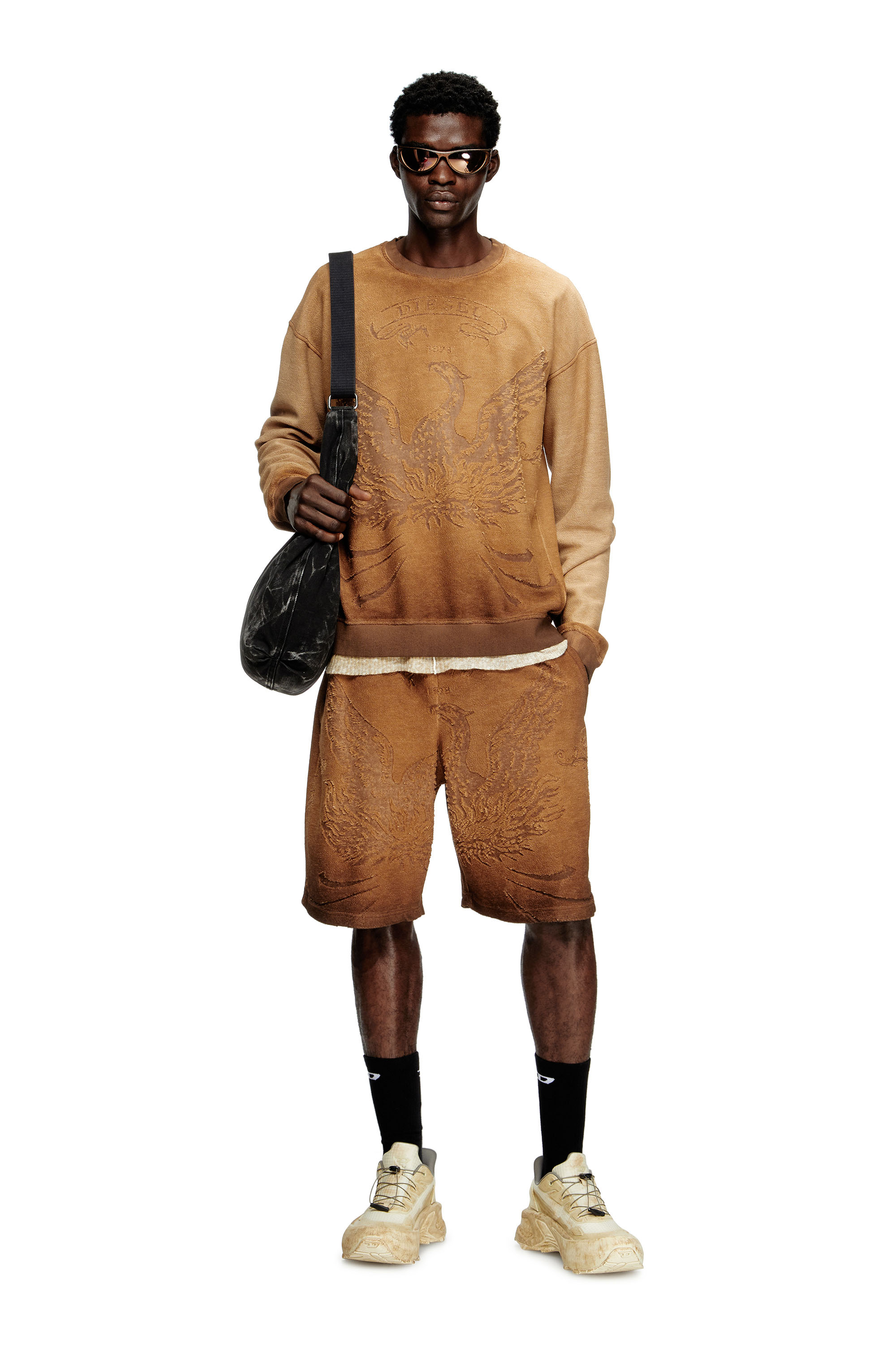 Diesel - P-CROWDE, Pantalones cortos deportivos con devoré de fénix Hombre in Marrón - 2