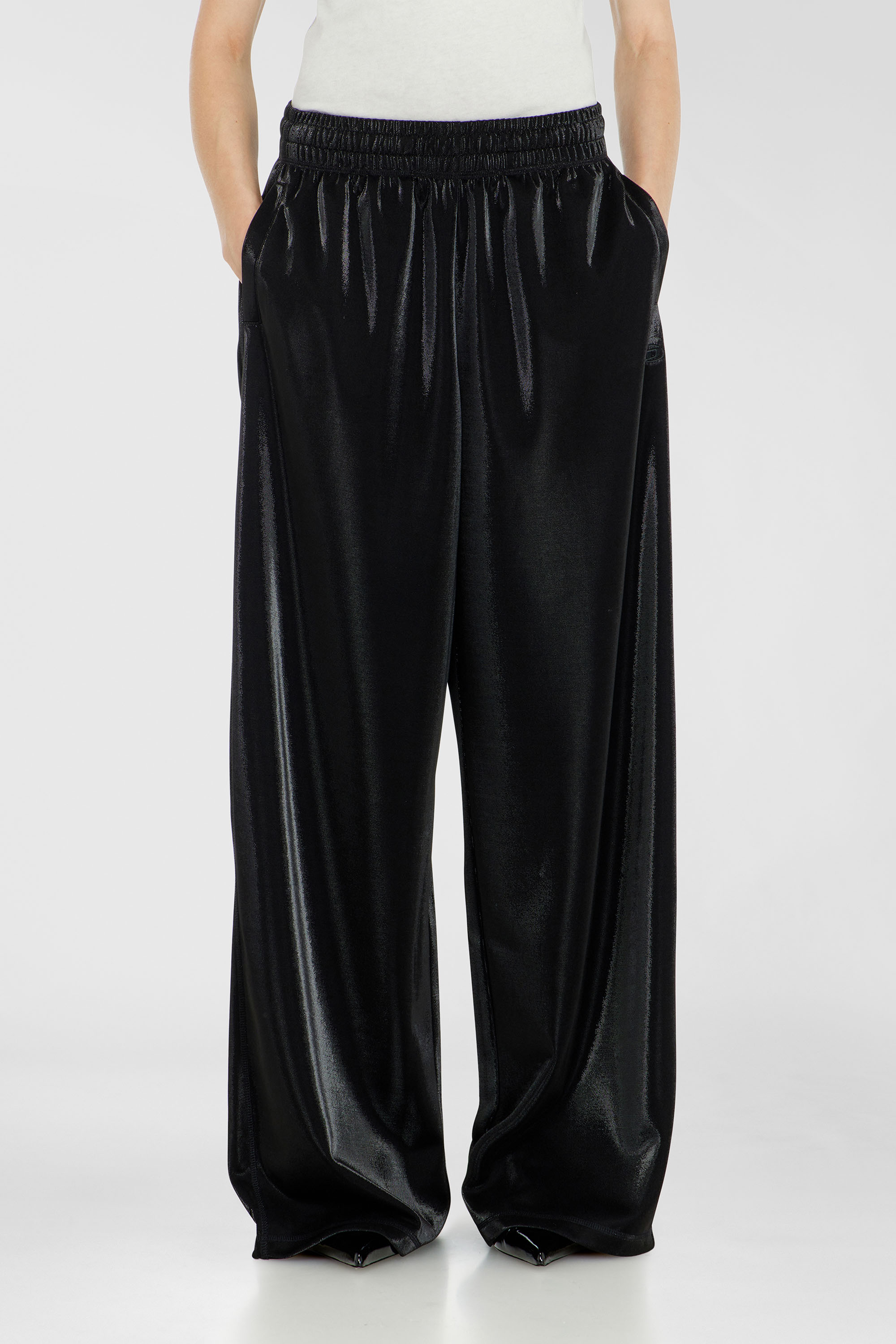 Diesel - P-ROSY, Pantal&oacute;n de ch&aacute;ndal en tejido piqu&eacute; brillante Mujer in Negro - 1