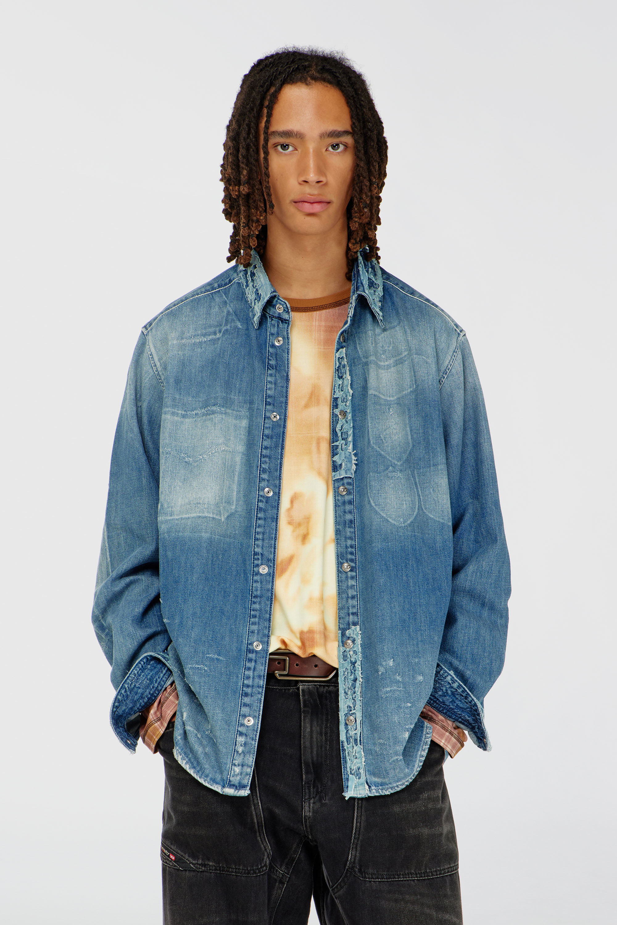Diesel - D-SIMPLY, Camisa de denim con efecto patch desgastado Hombre in Azul marino - 1