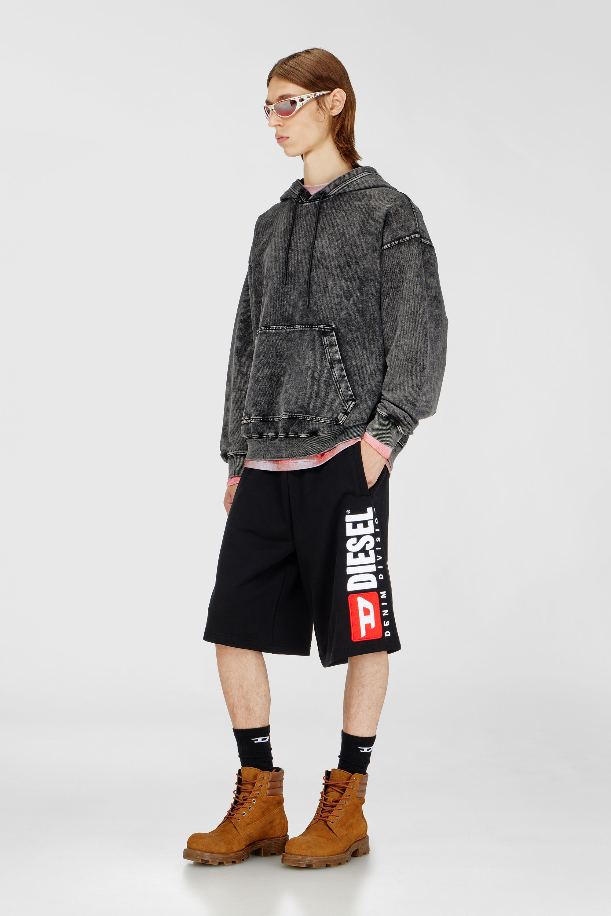 Diesel - P-CROW-DIV, Pantalones cortos de lana con parche de logo maxi Hombre in Negro - 1