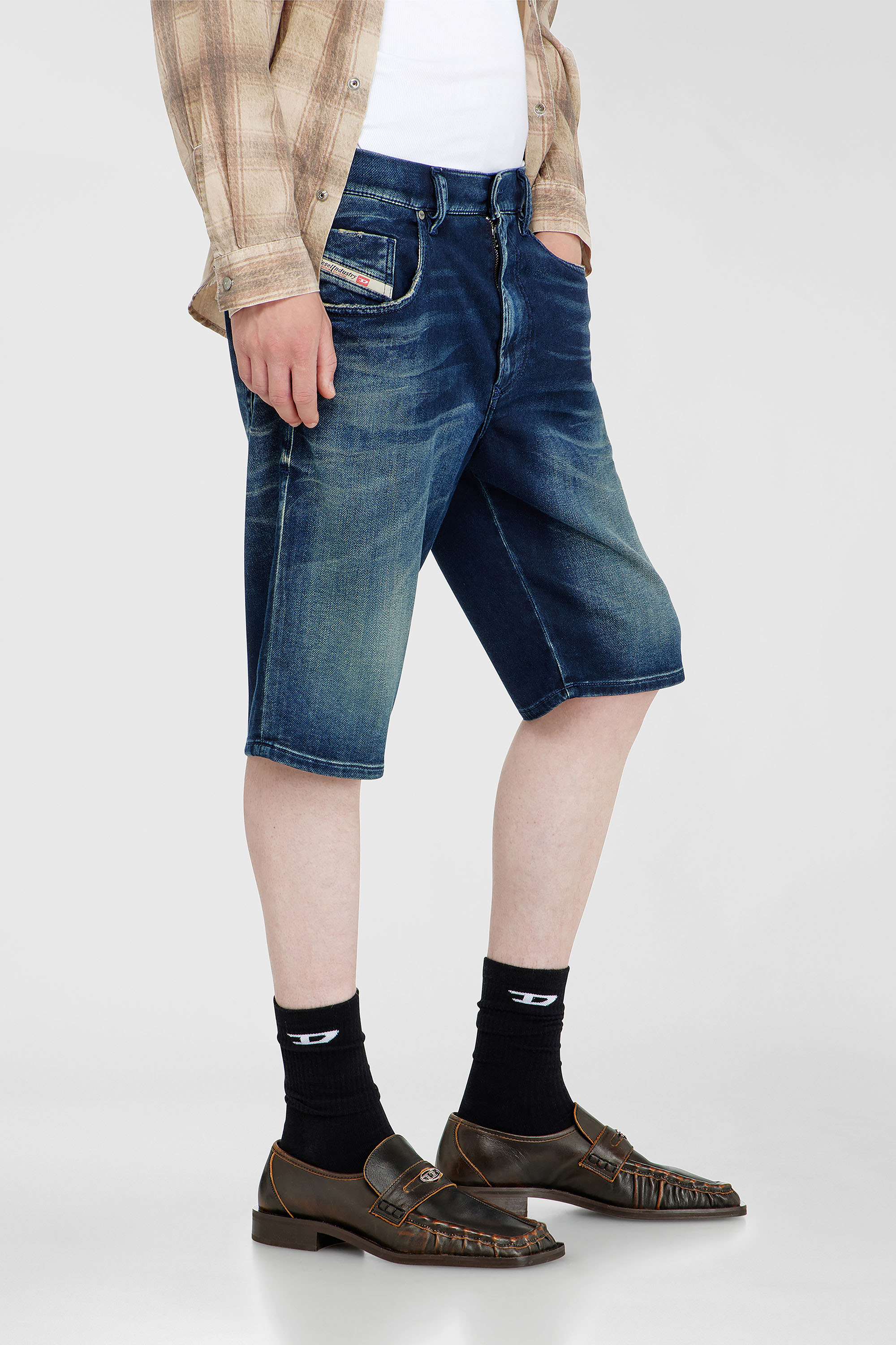 Diesel - 2033 D-KROOLEY-SHORT-BW JOGG, Chino shorts en joggjeans sombreado Hombre in Azul marino - 5