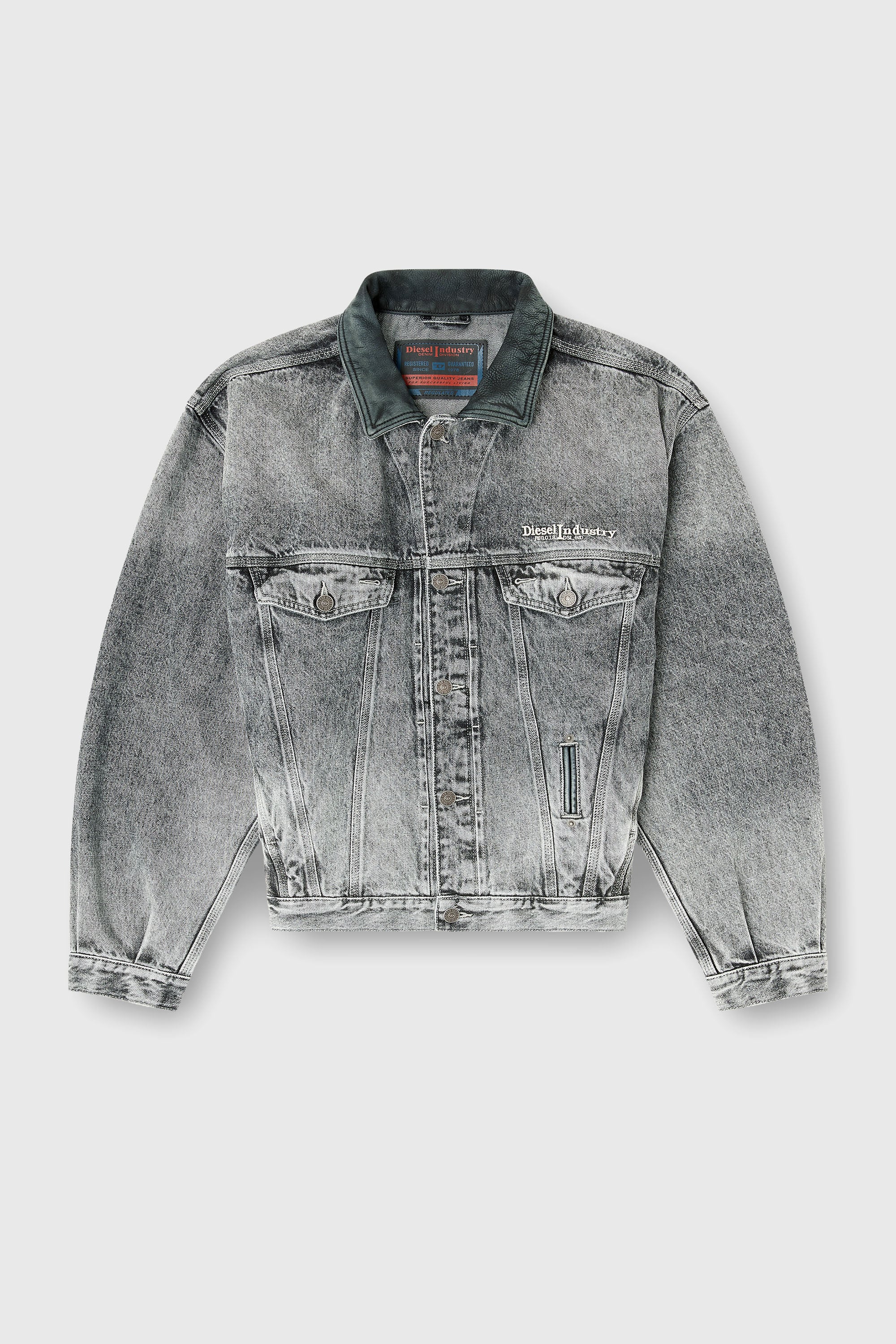 Diesel - D-DENVER-S, Chaqueta de camionero de mezclilla con adornos de cuero tono sobre tono Unisex in Gris - 2