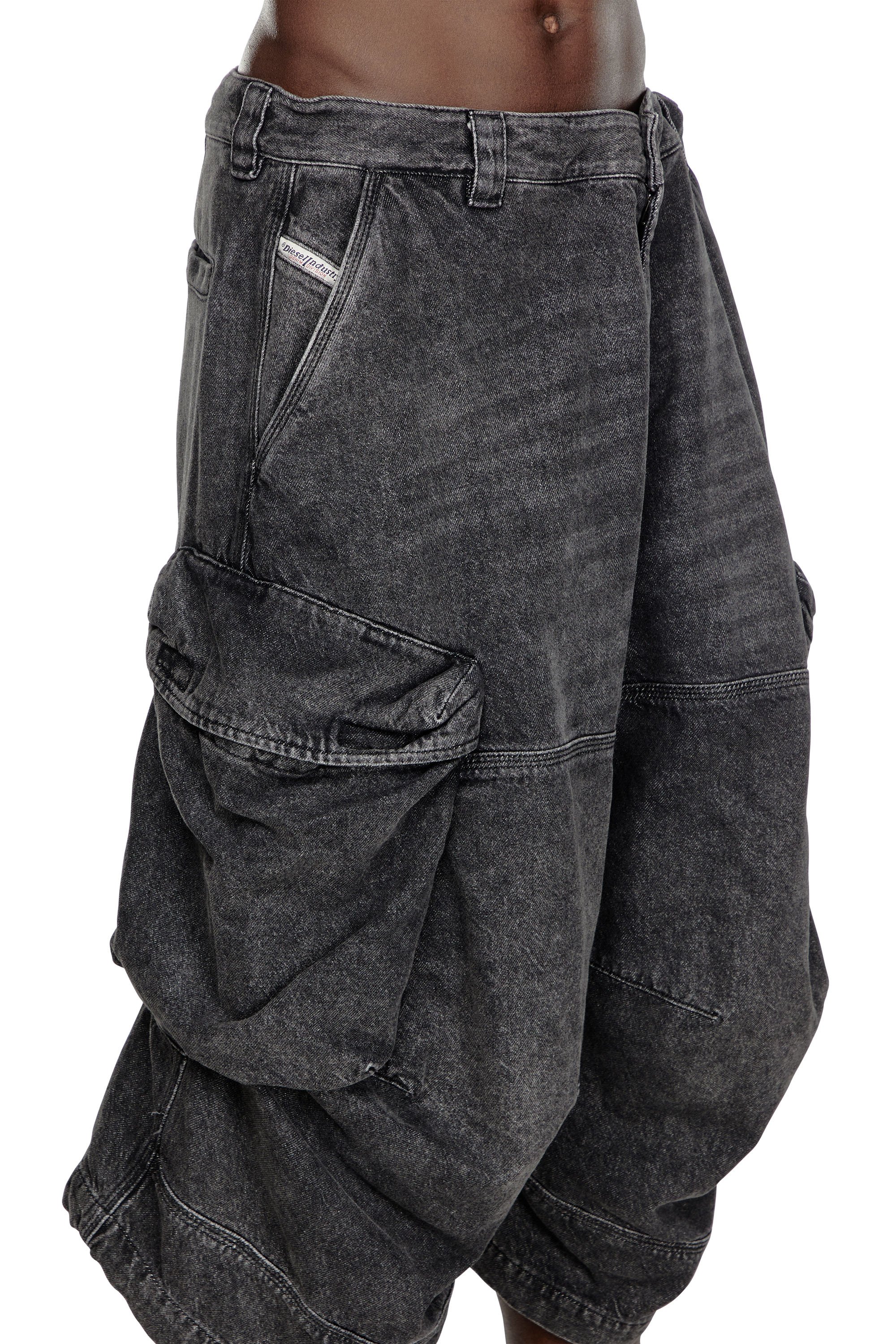 Diesel - D-ARNE-SHORT-S, Hombre Pantalones cortos largos de denim con bolsillos cargo in Negro - Image 5
