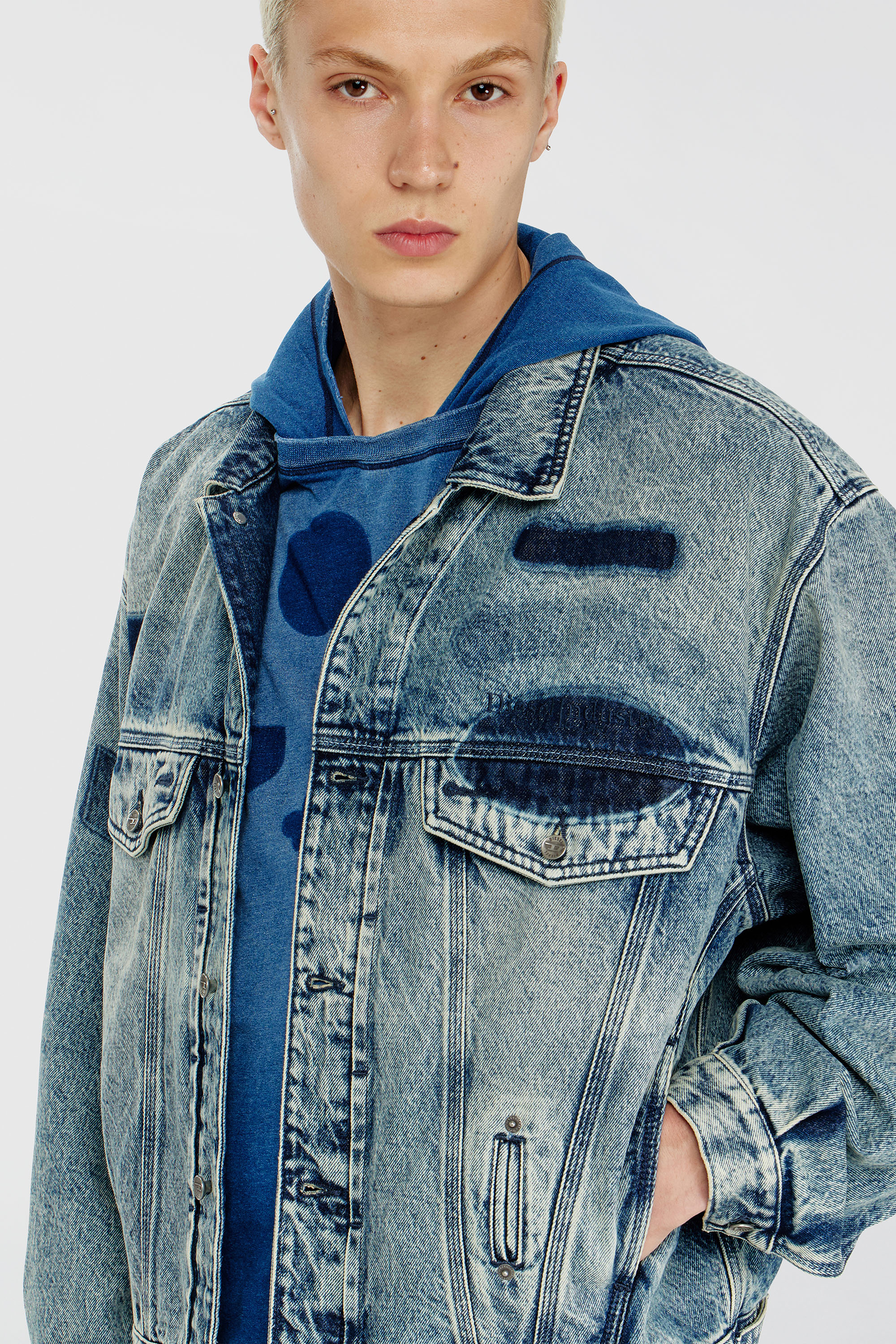 Diesel - D-DENVER-S2, Chaqueta trucker con efecto patch Unisex in Azul marino - 5