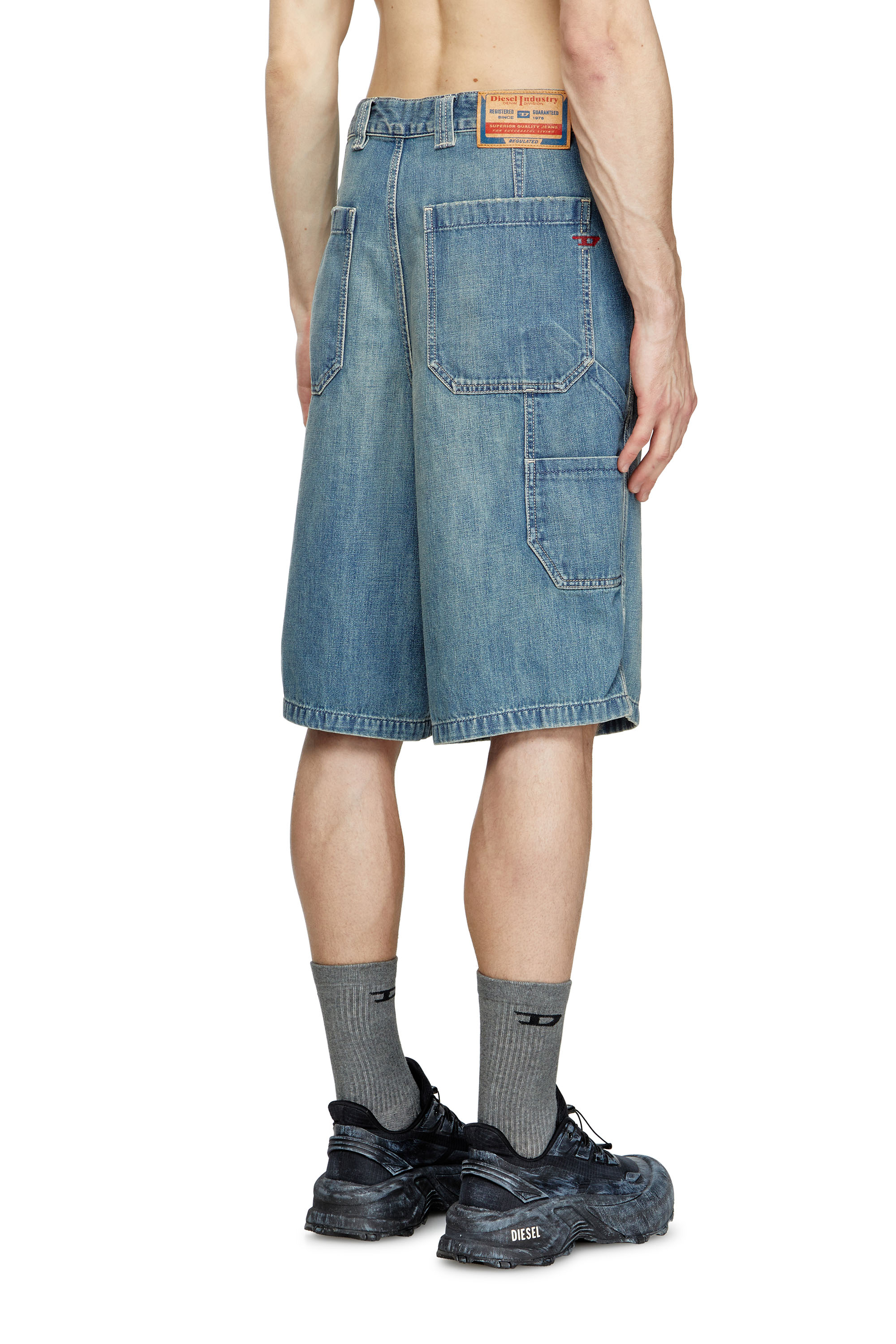 Diesel - D-LIVERY-W-SHORT, Pantalones cortos de denim de estilo utility Hombre in Azul marino - 4