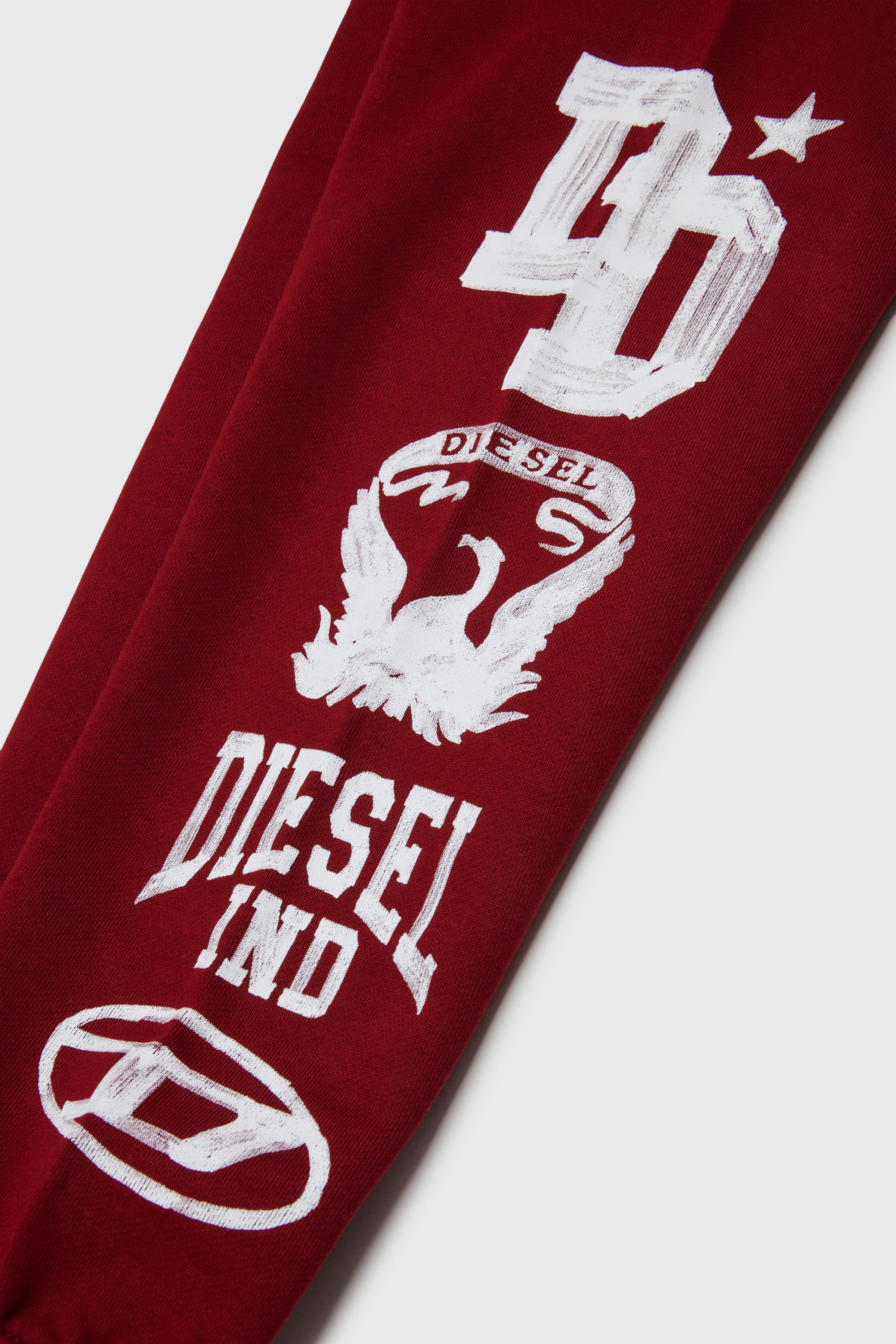 Diesel - PBUNDY, Pantal&oacute;n de ch&aacute;ndal con logos estilo universitario Hombre in Rojo - 4