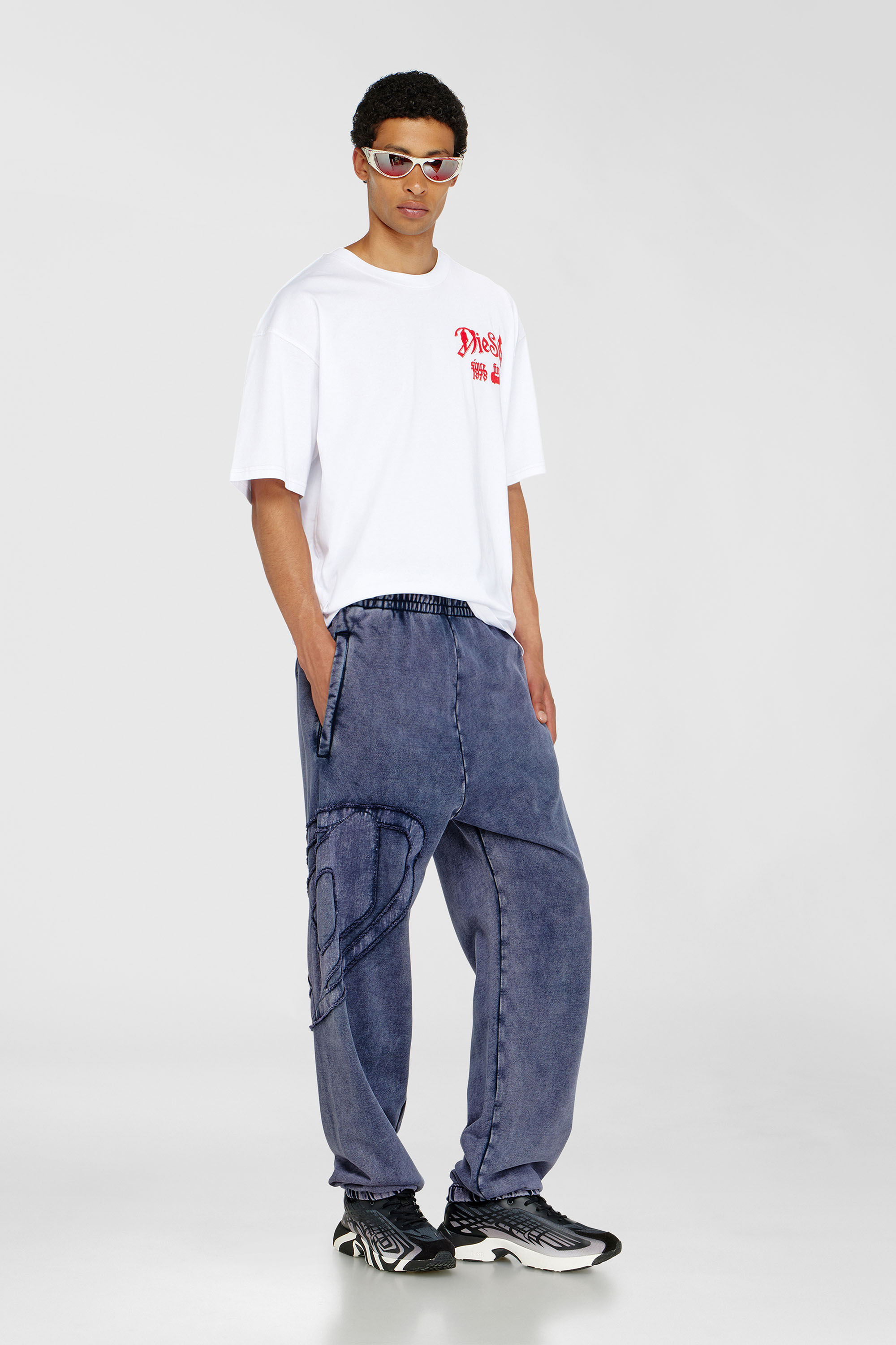 Diesel - P-MARKY-DEN, Pantalones de algod&oacute;n org&aacute;nico con parche Oval D Hombre in Azul marino - 1