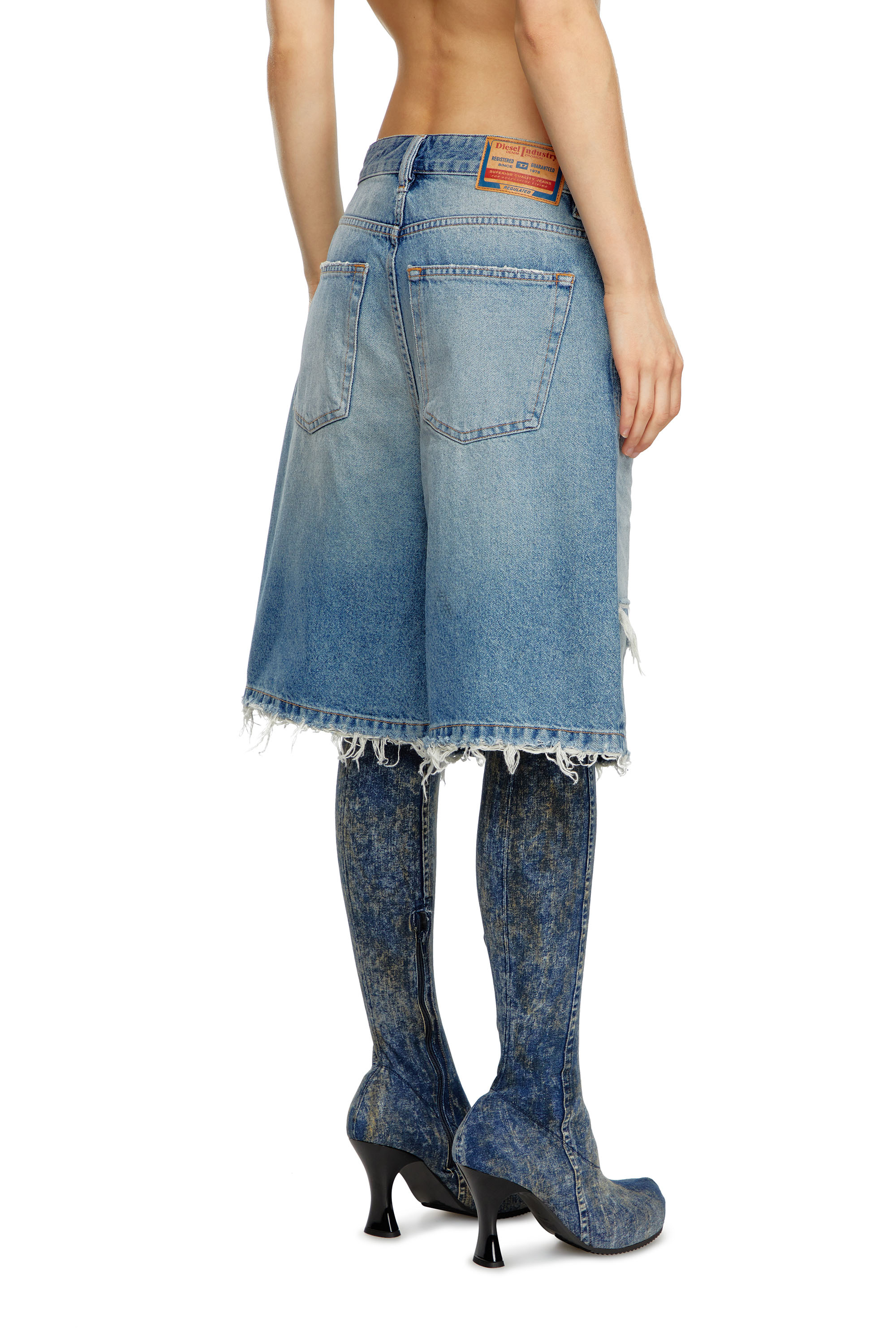 Diesel - DE-SIRE-SHORT, Mujer Pantalones cortos en denim rasgado y enmendado in Azul marino - Image 4