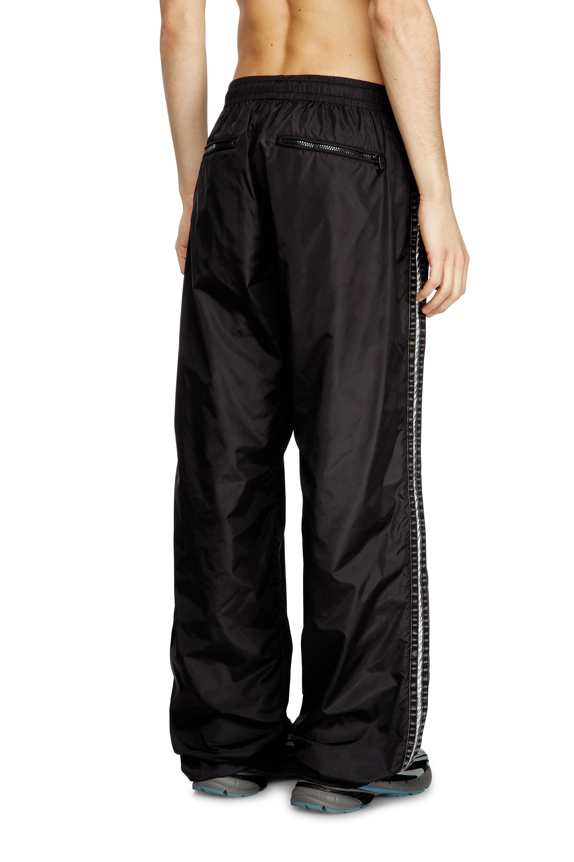 Diesel - P-CARON, Pantalones deportivos de nylon con bandas laterales Hombre in Negro - 4