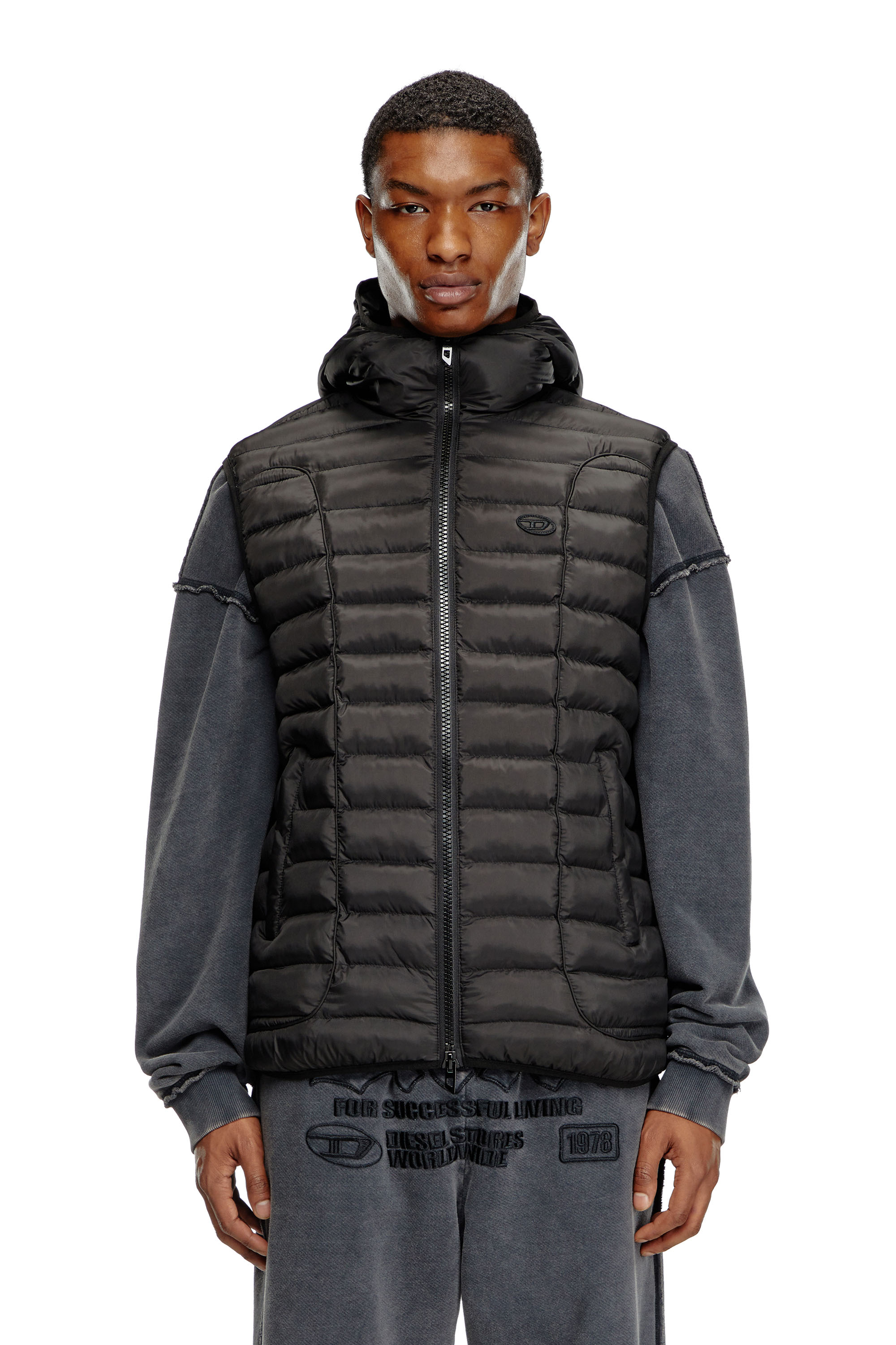 Diesel - W-TEMPLE, Chaleco puffer con capucha en nailon ligero Hombre in Negro - 1