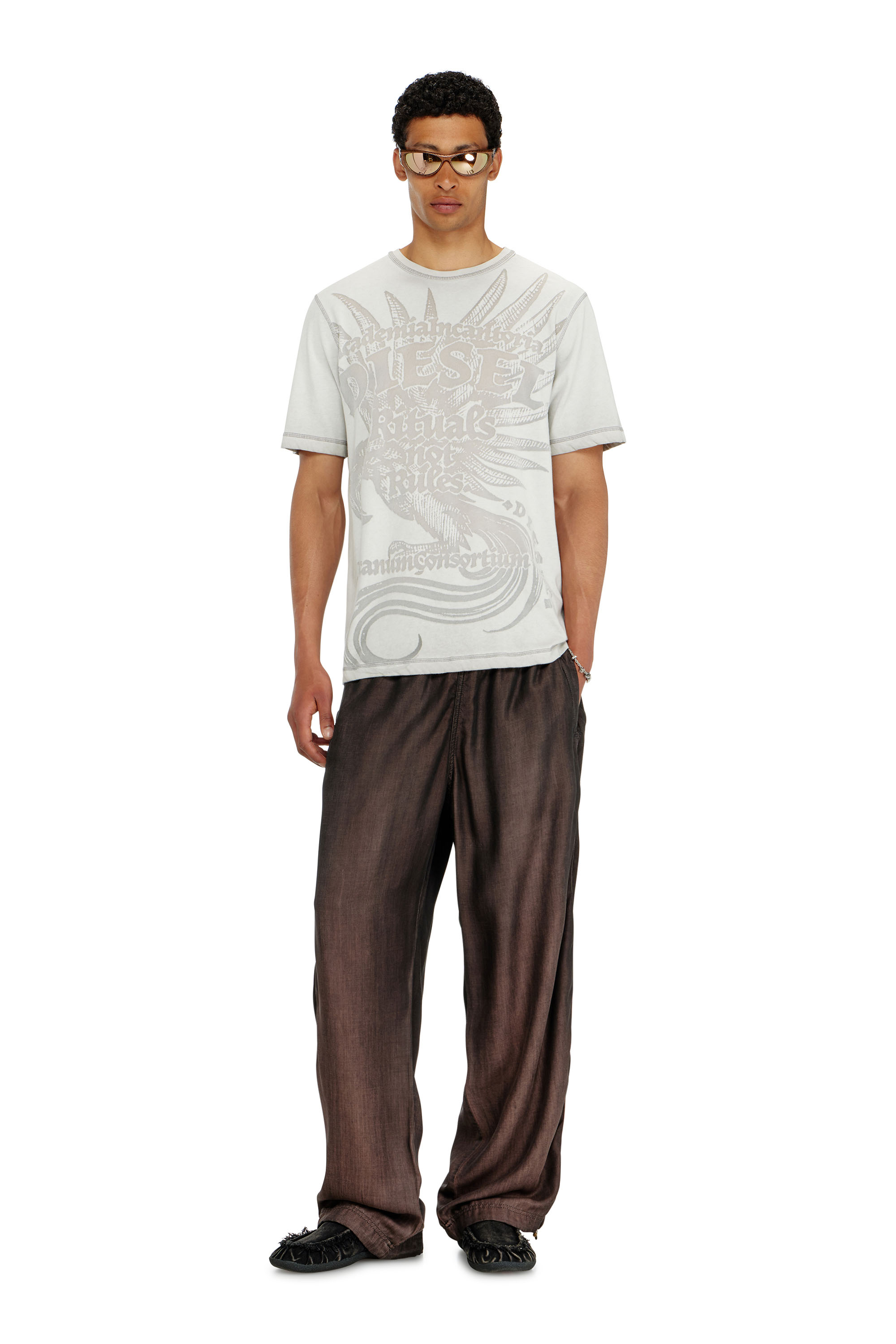 Diesel - T-RAWJUST-AA1, Camiseta de punto con gr&aacute;fico en relieve Hombre in Gris - 2
