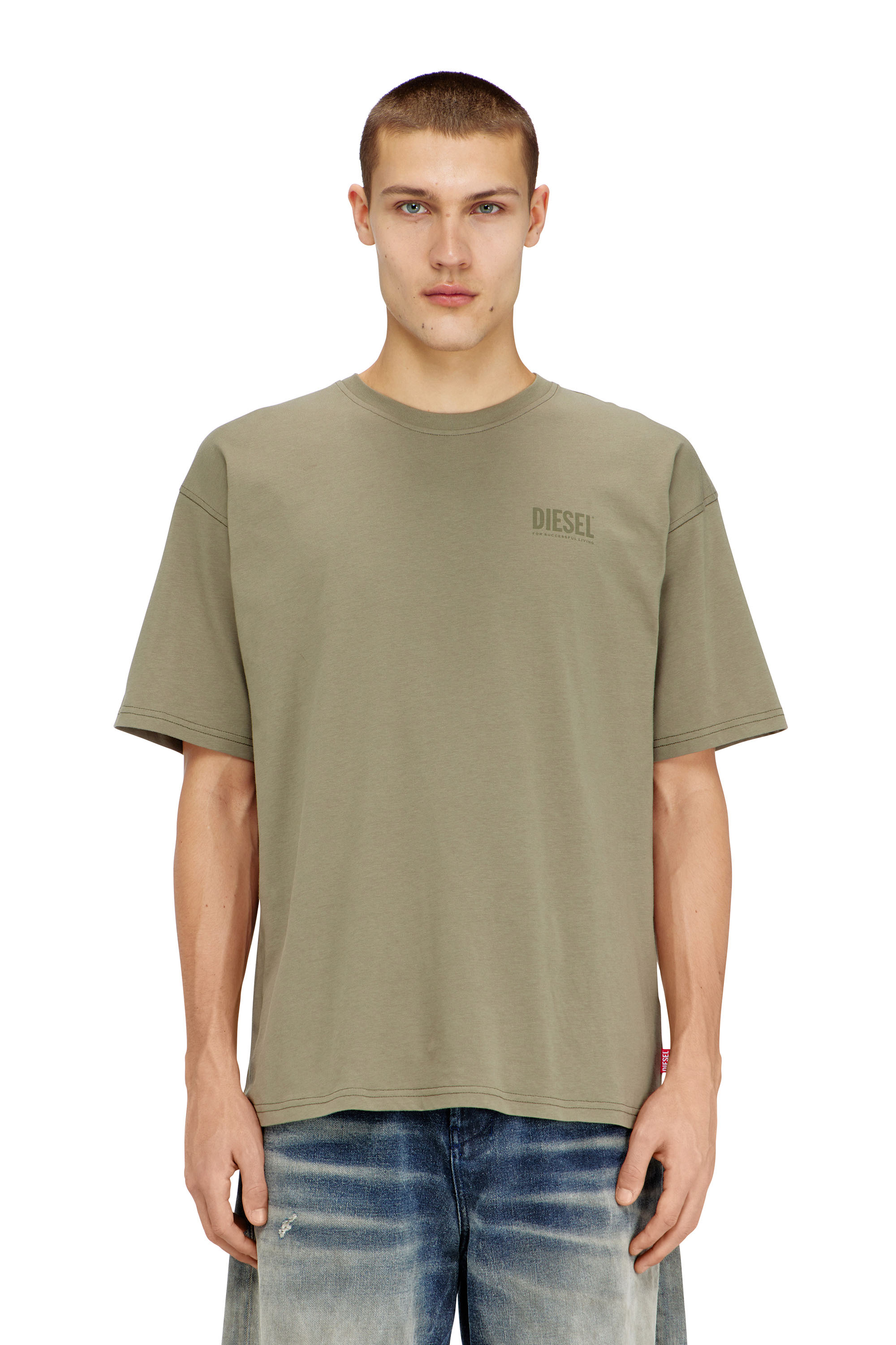 Diesel - T-BOXT-V8, Camiseta de corte relajado con estampado de camuflaje en la espalda Hombre in Verde - 1