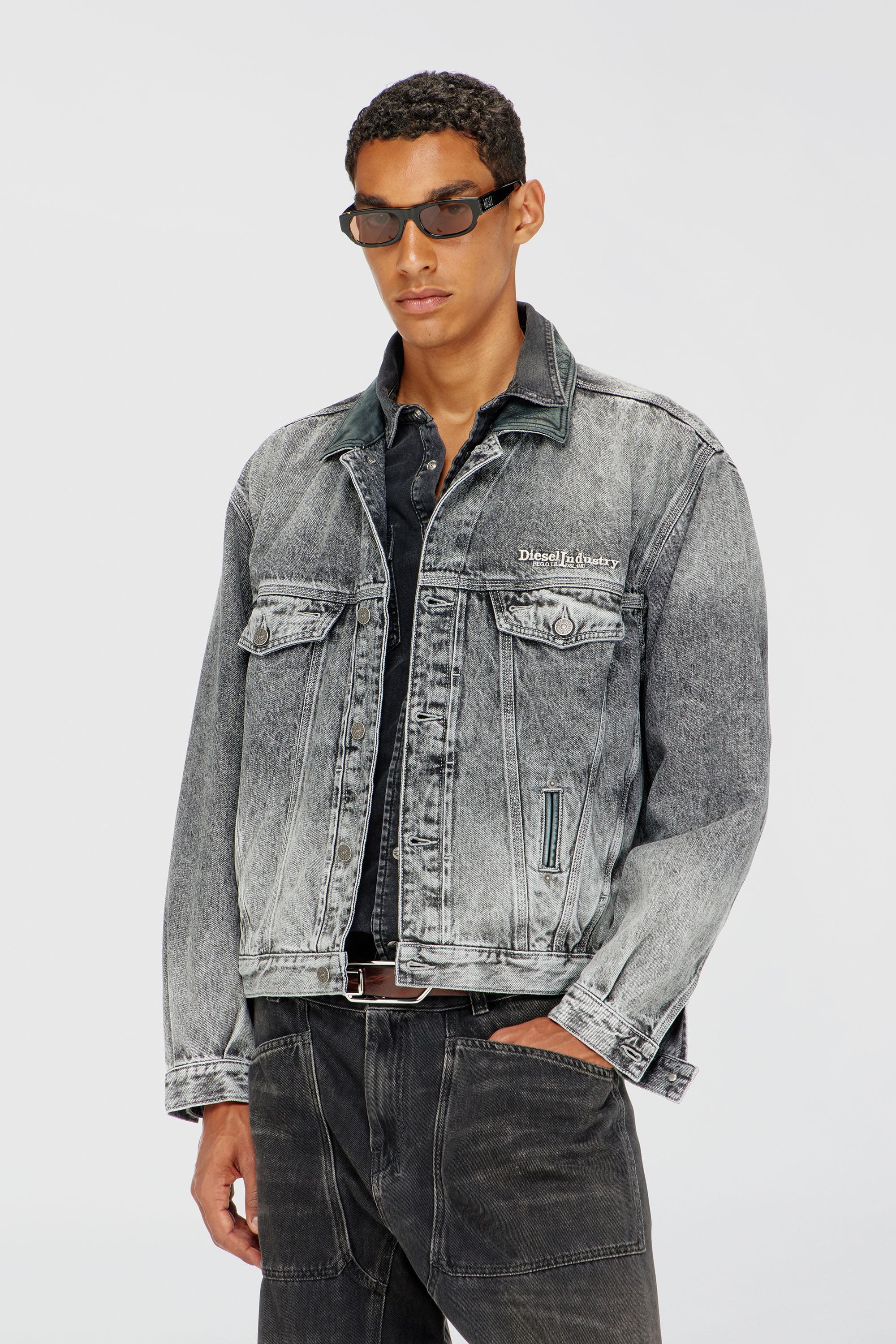 Diesel - D-DENVER-S, Chaqueta de camionero de mezclilla con adornos de cuero tono sobre tono Unisex in Gris - 1