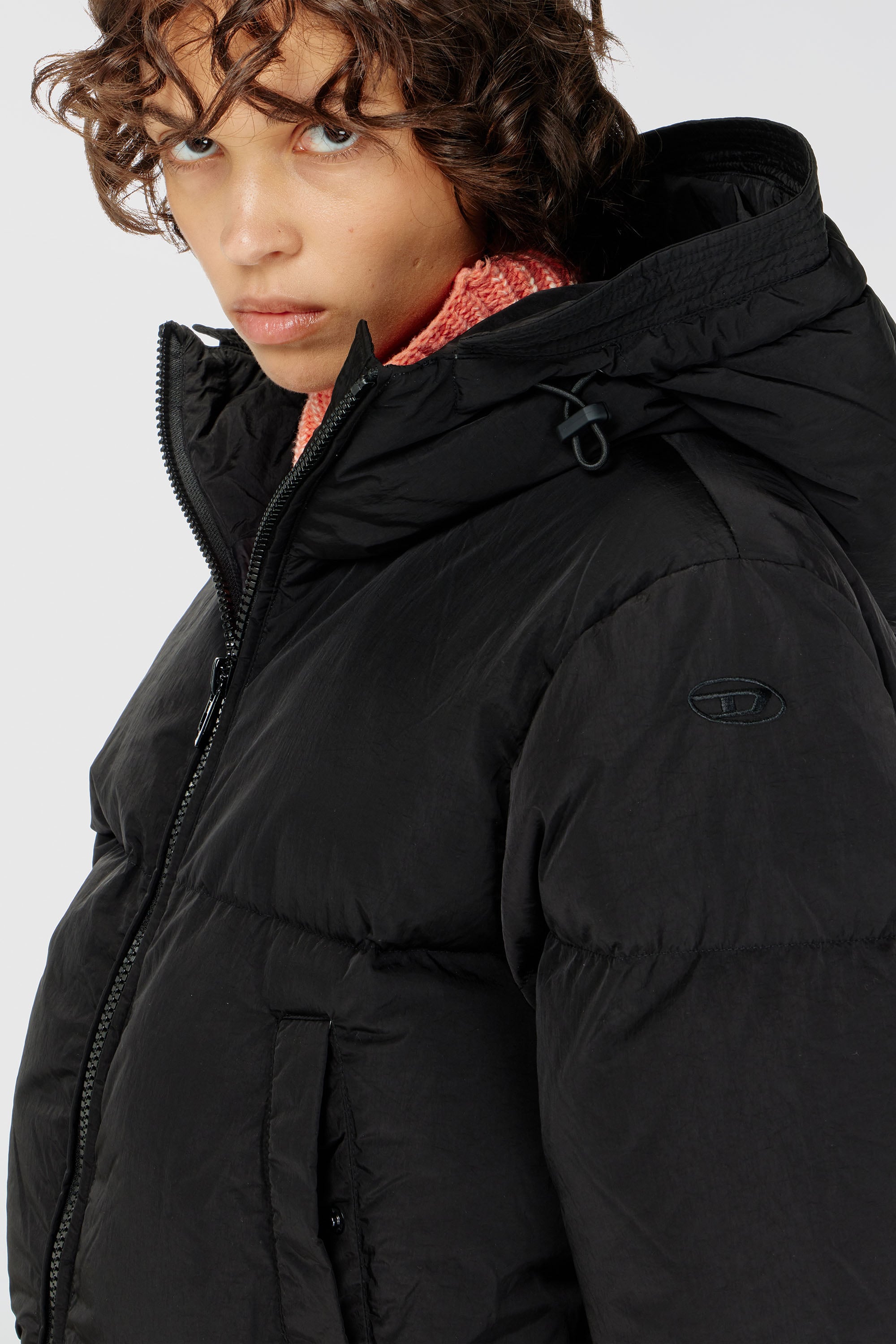 Diesel - W-PEYT-SHORT-NEW-P1, Chaqueta de plum&oacute;n con capucha de nailon arrugado Mujer in Negro - 5