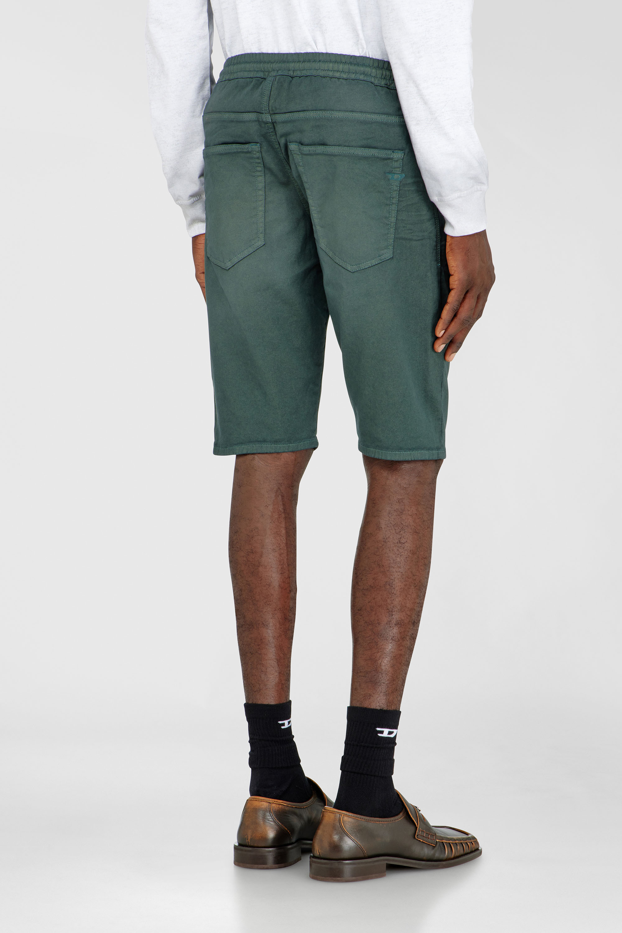 Diesel - 2033 D-KROOLEY-SHORT JOGG, Pantalones cortos chinos en JoggJeans Hombre in Gris - 4