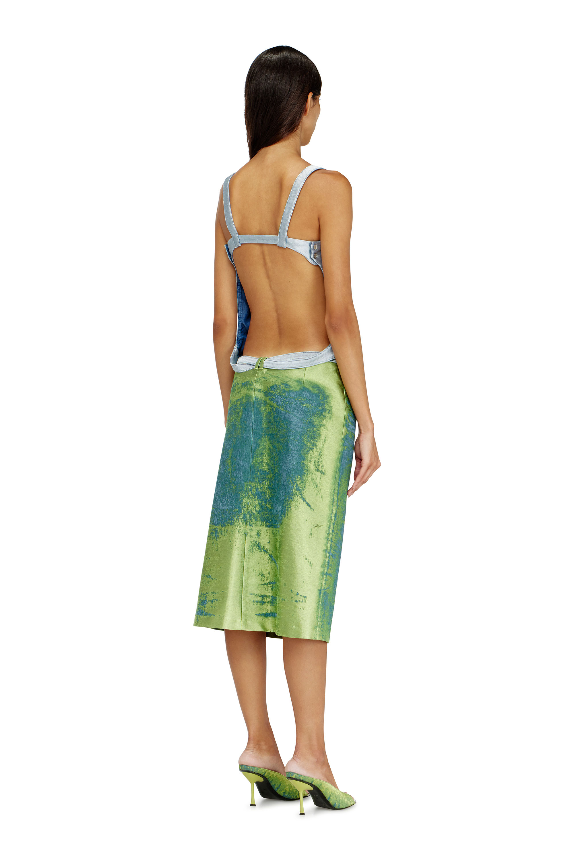 Diesel - DE-SANAT-FSI, Vestido delantal de espalda abierta en denim satinado de color Mujer in Multicolor - 4