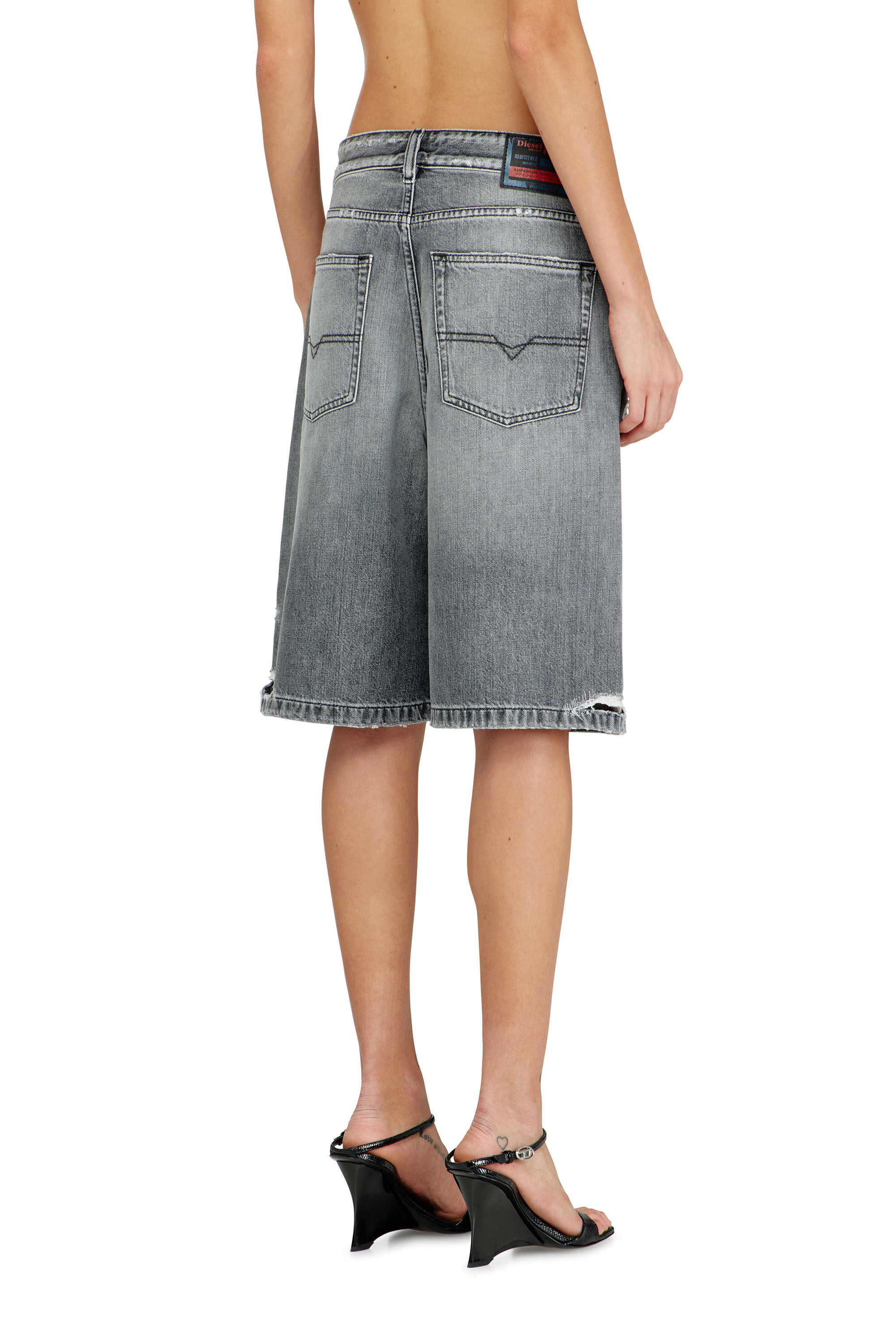 Diesel - DE-SIRE-SHORT, Pantalones cortos vaqueros con bajos deshilachados Mujer in Gris - 4