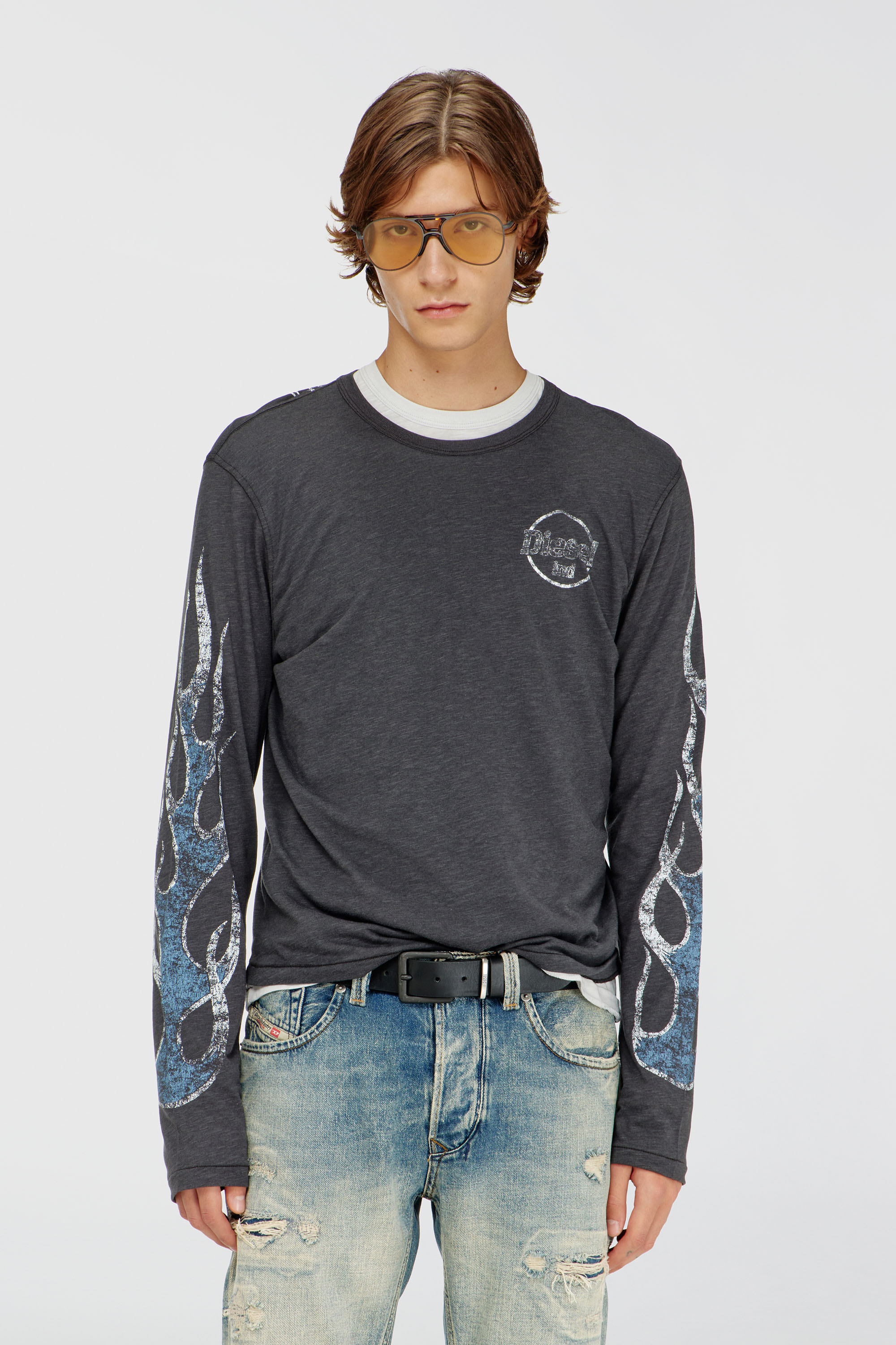 Diesel - T-NOTS-LS, Camiseta de manga larga de jersey flameado con estampado craquelado Hombre in Gris - 2