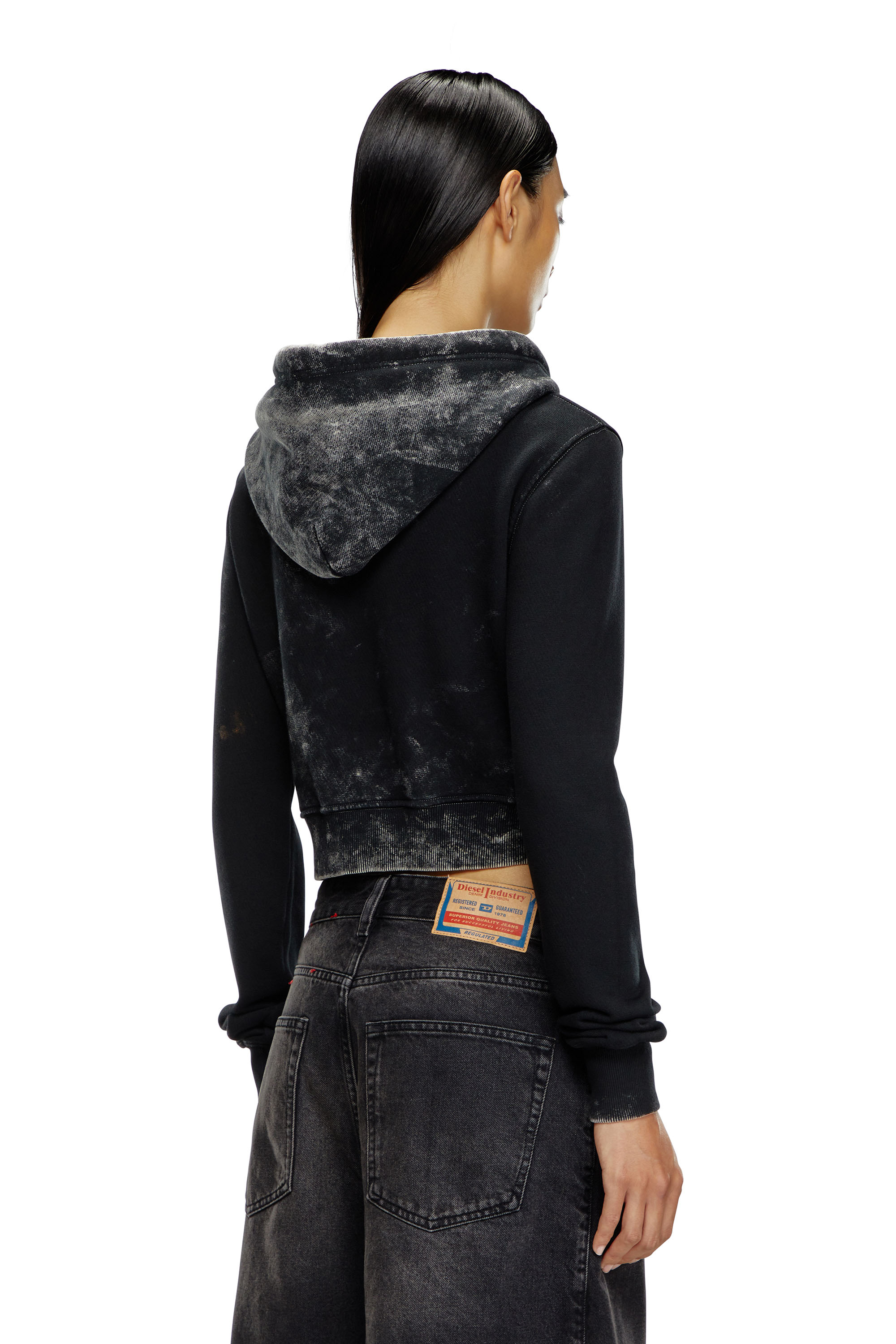 Diesel - F-SLIMMY-HOOD-P5, Mujer Sudadera recortada desteñida con capucha y logotipo de metal in Negro - Image 4