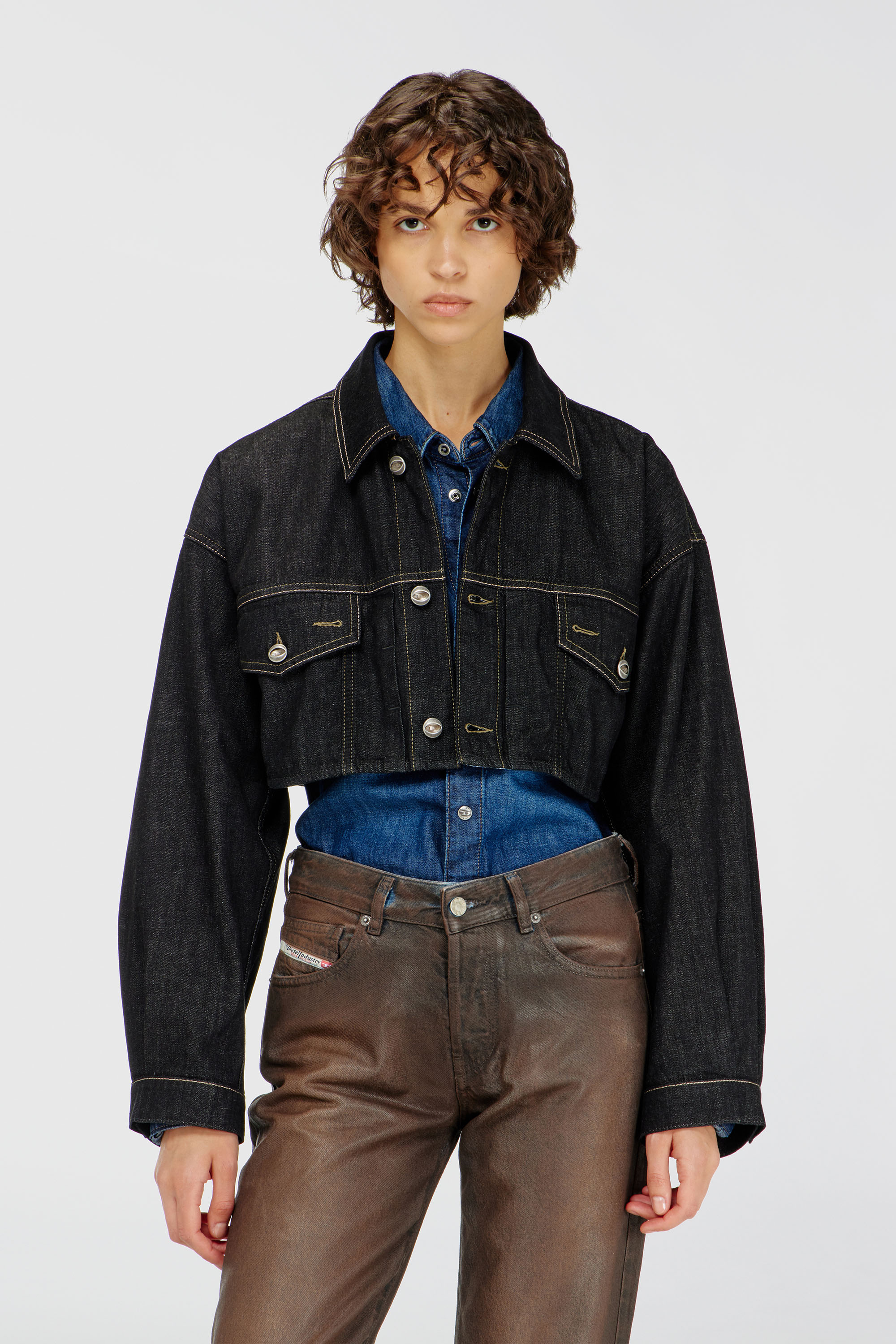 Diesel - DE-MALLEY, Chaqueta trucker cropped oversized en rinse denim Mujer in Negro - 3