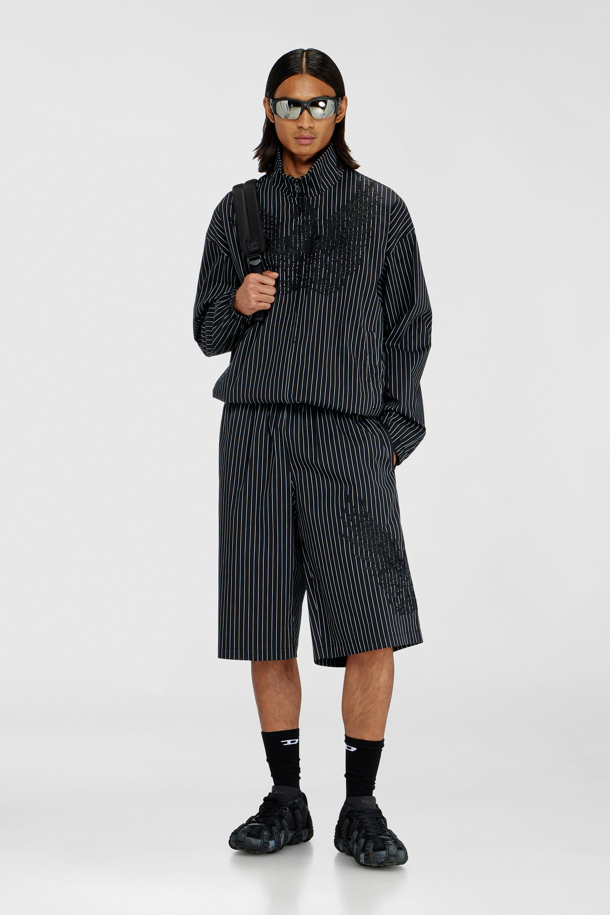 Diesel - P-THEO-SHORT-NJCA, Short pants con bordes de pinstripe y bordado Phoenix Hombre in Negro - 1