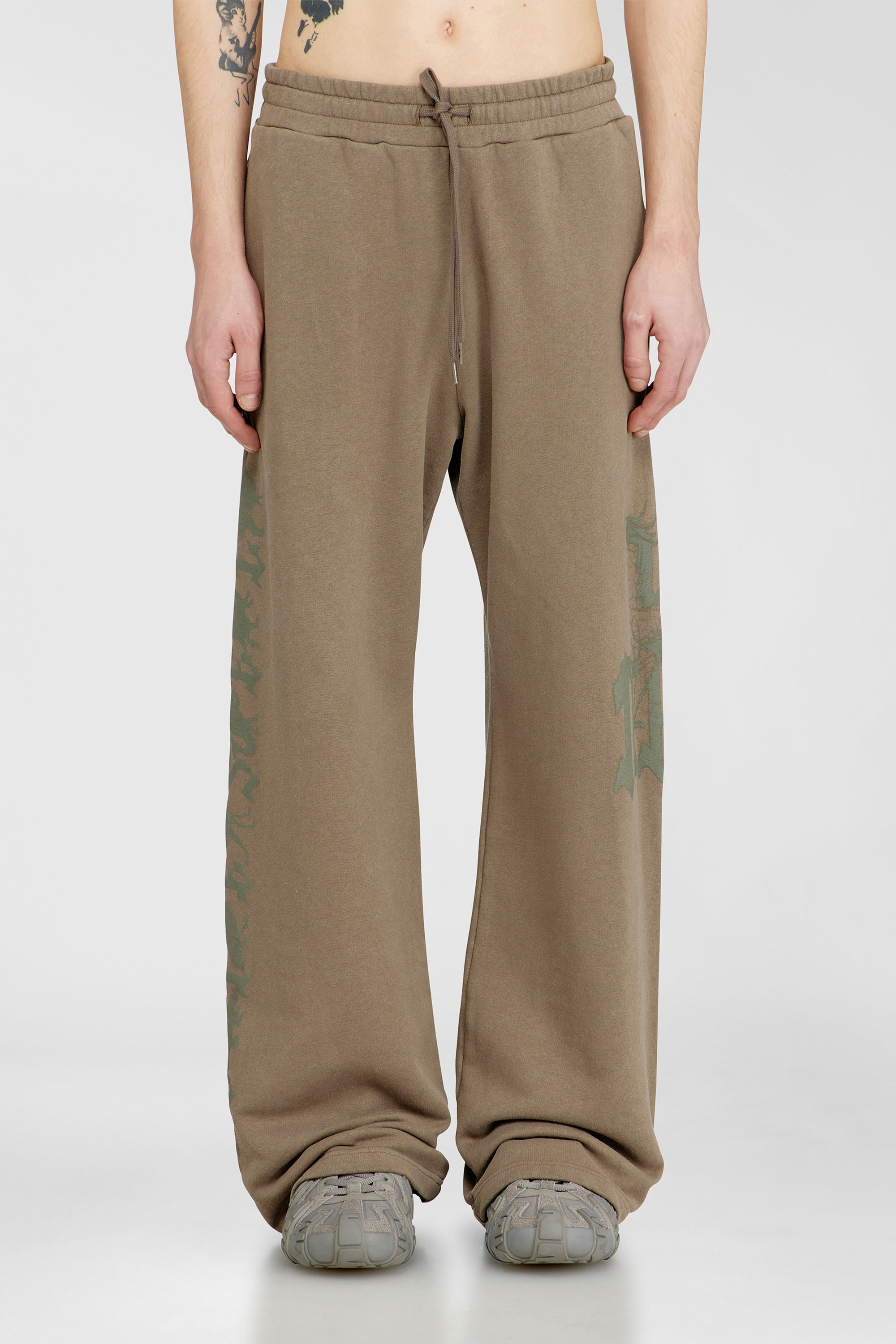 Diesel - P-GRO, Man's Treated pants with logo print in Brown - 1