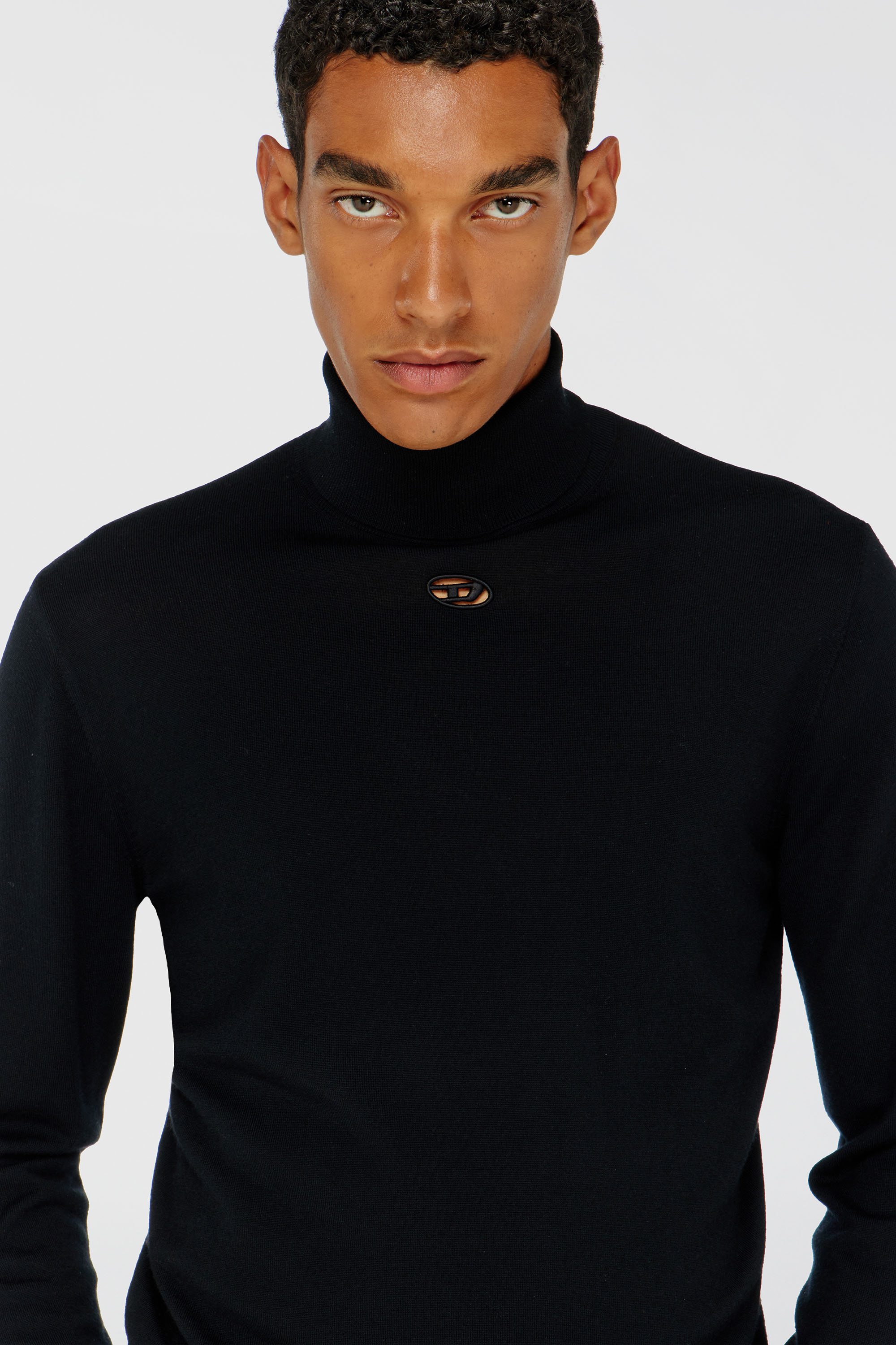 Diesel - K-VARTA, Jersey de lana con cuello alto y logotipo recortado Hombre in Negro - 5