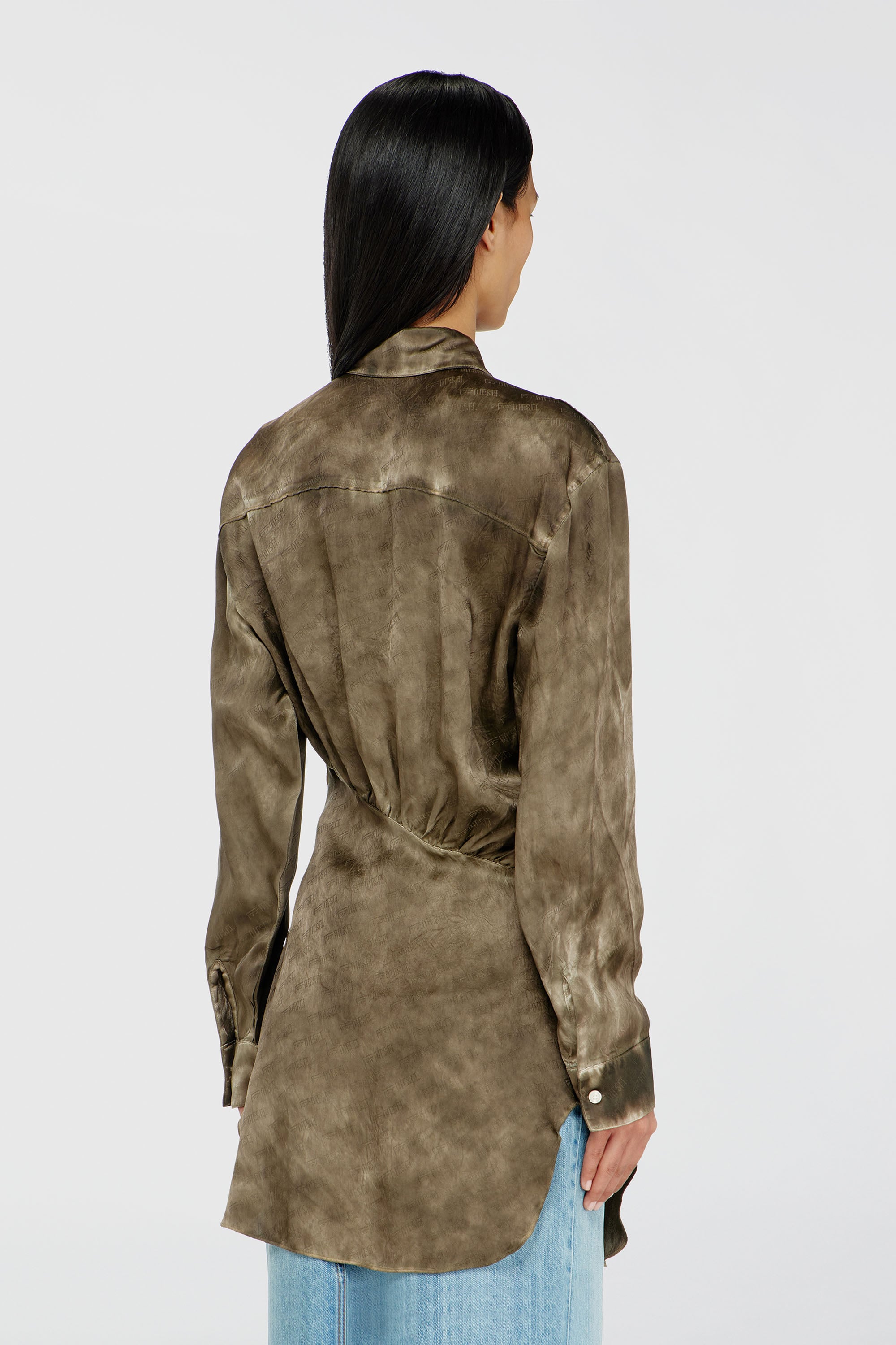 Diesel - C-LAVEL, Camisa larga de sat&eacute;n arrugado jacquard con logo Mujer in Verde - 4