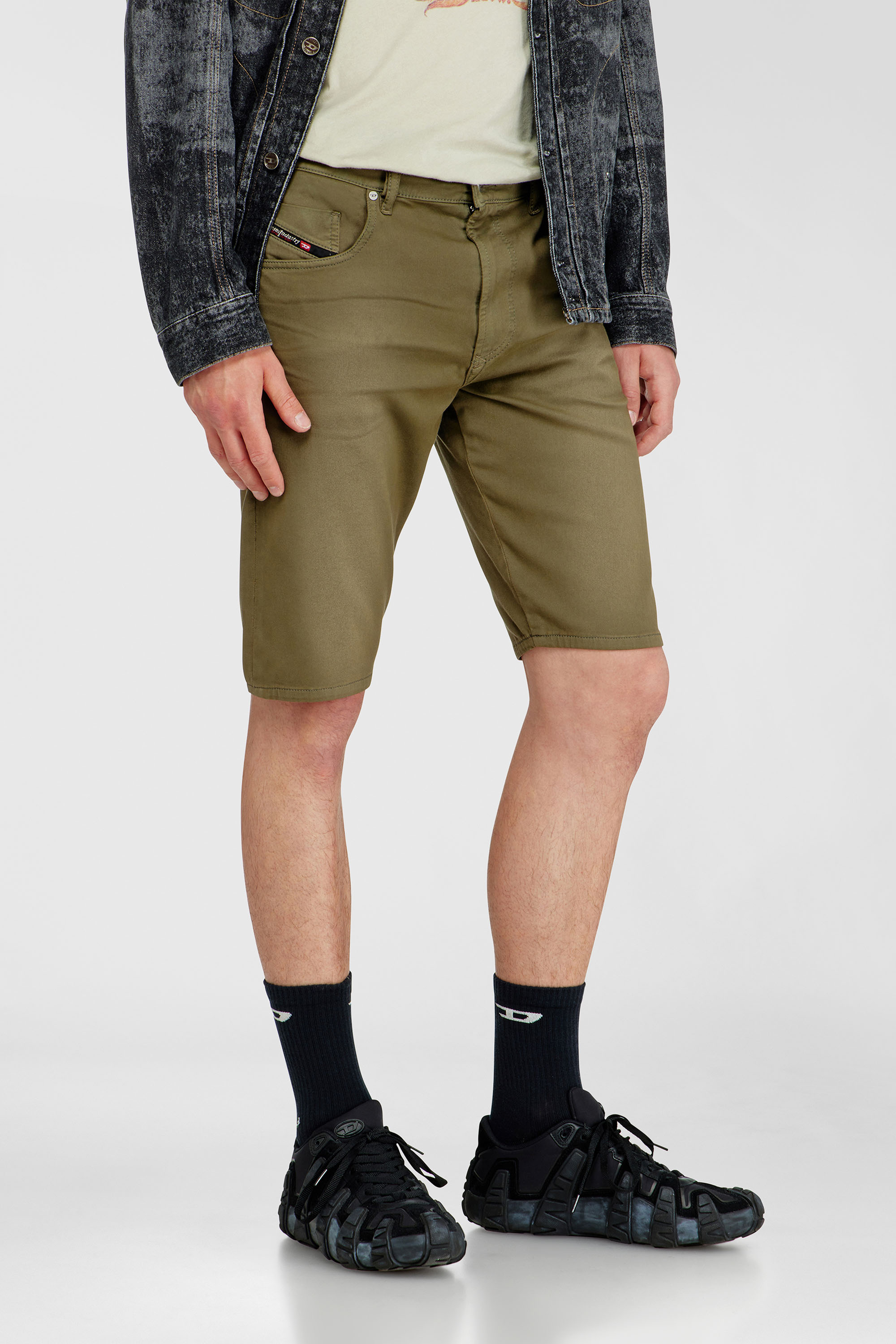 Diesel - 2033 D-KROOLEY-SHORT-BW JOGG, Slim shorts en denim de color Hombre in Verde - 5