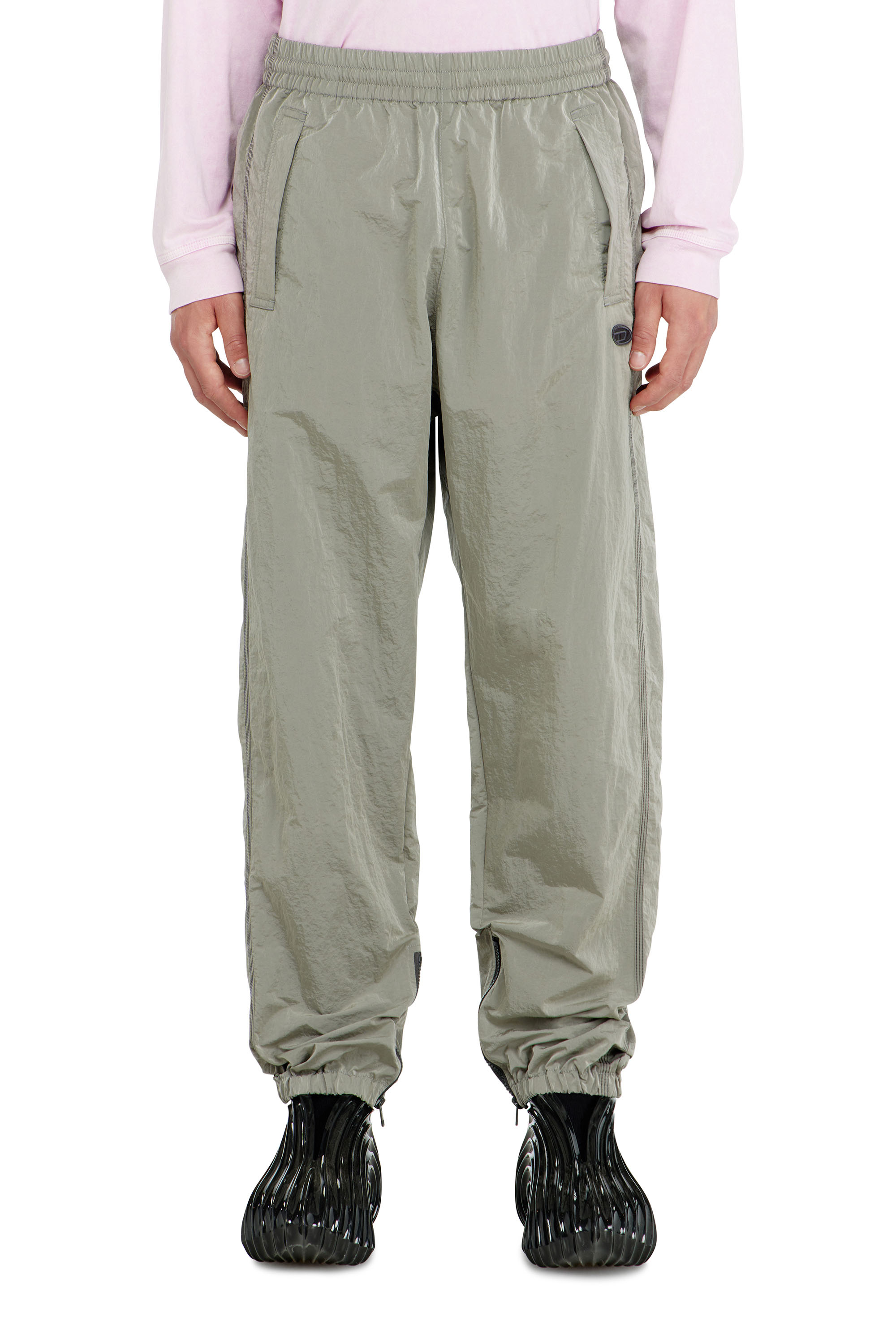 Diesel - P-ANOK, Pantal&oacute;n de nailon con efecto arrugado Hombre in Gris - 2