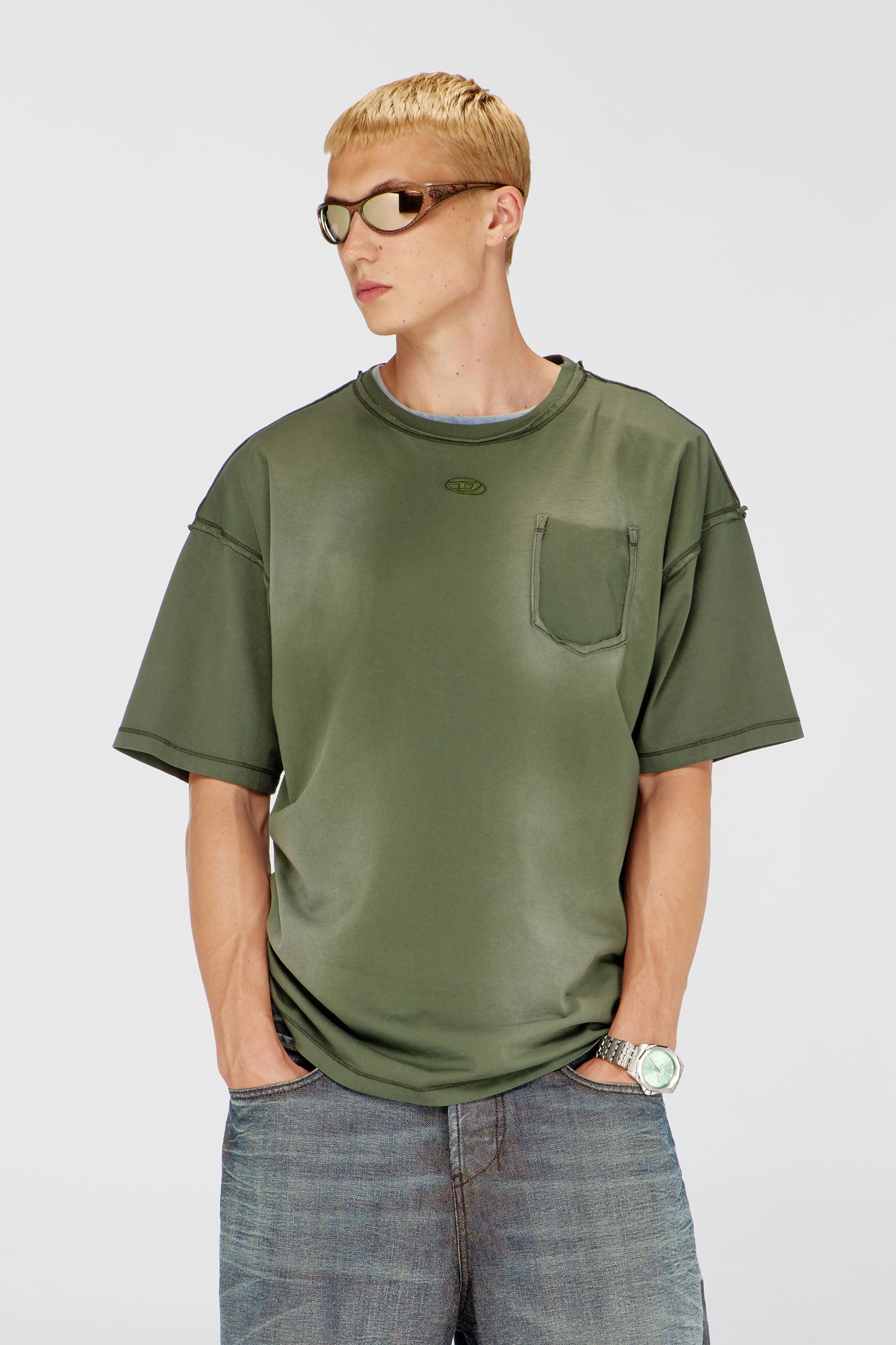 Diesel - T-POCK, Camiseta deslavada con bolsillo roto Hombre in Verde - 1