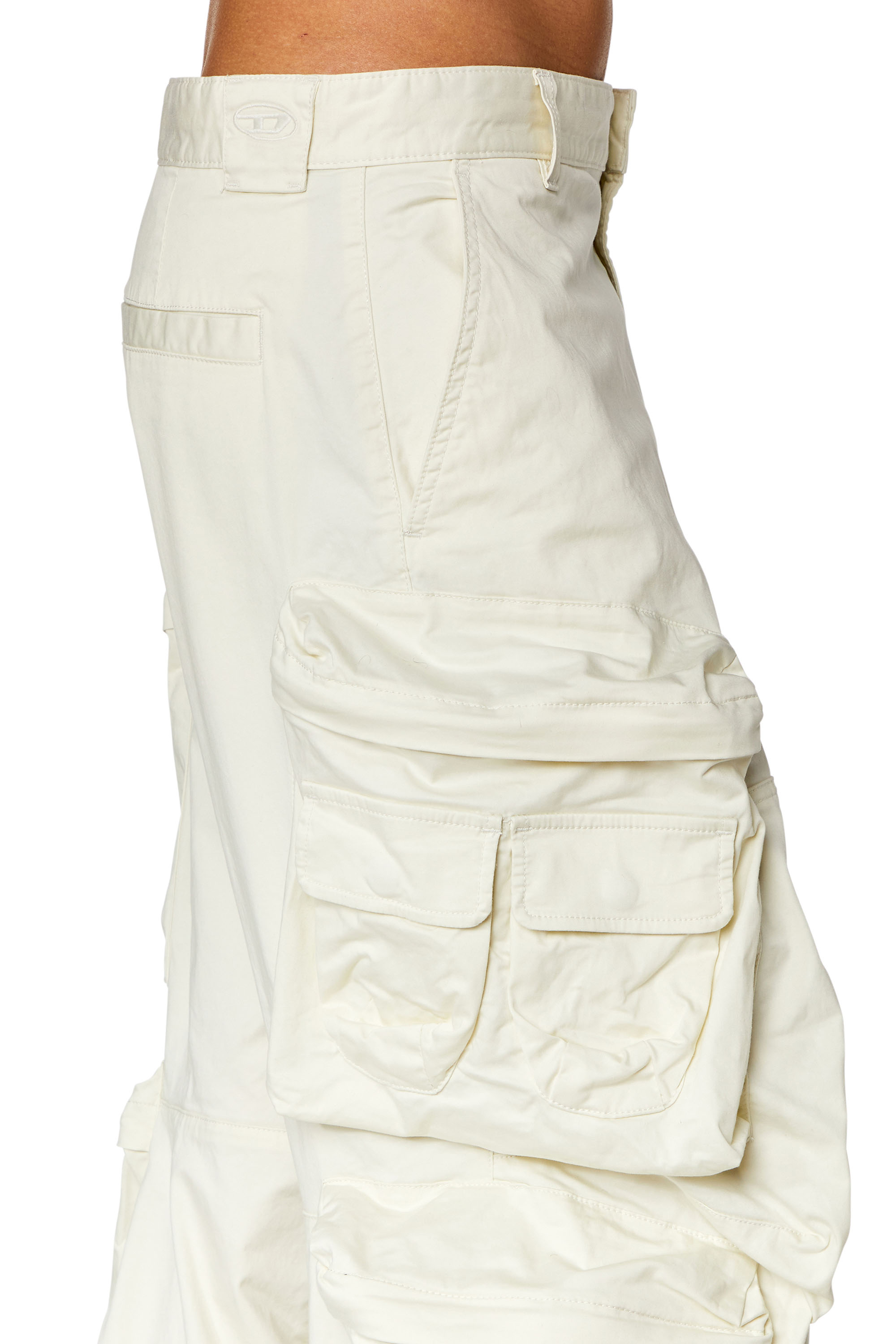 Diesel - P-HUGES-NEW, Pantalones cargo de sat&eacute;n de algod&oacute;n el&aacute;stico Hombre in Blanco - 5