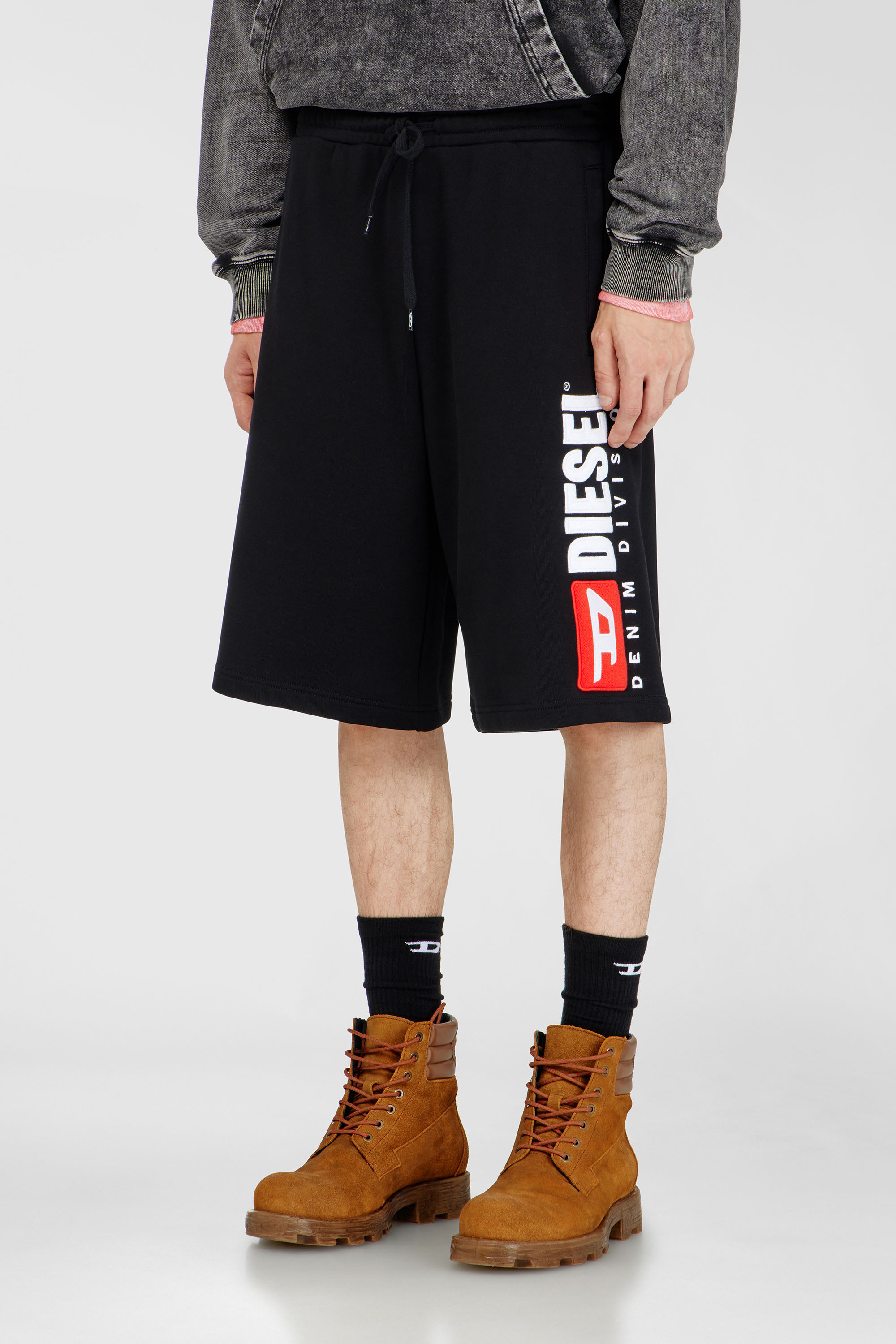 Diesel - P-CROW-DIV, Pantalones cortos de lana con parche de logo maxi Hombre in Negro - 1