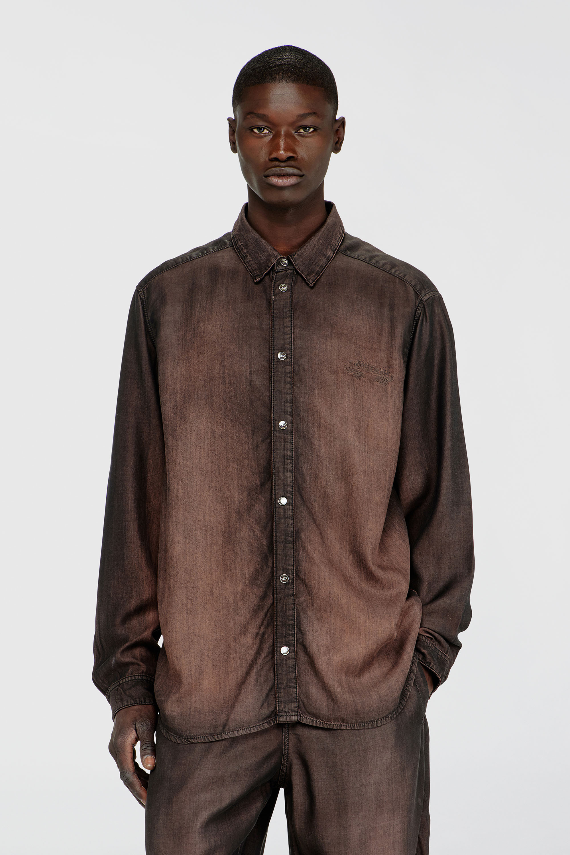 Diesel - D-SIMPLY-S16, Camisa de denim fluido con lavado oscuro Hombre in Marr&oacute;n - 1