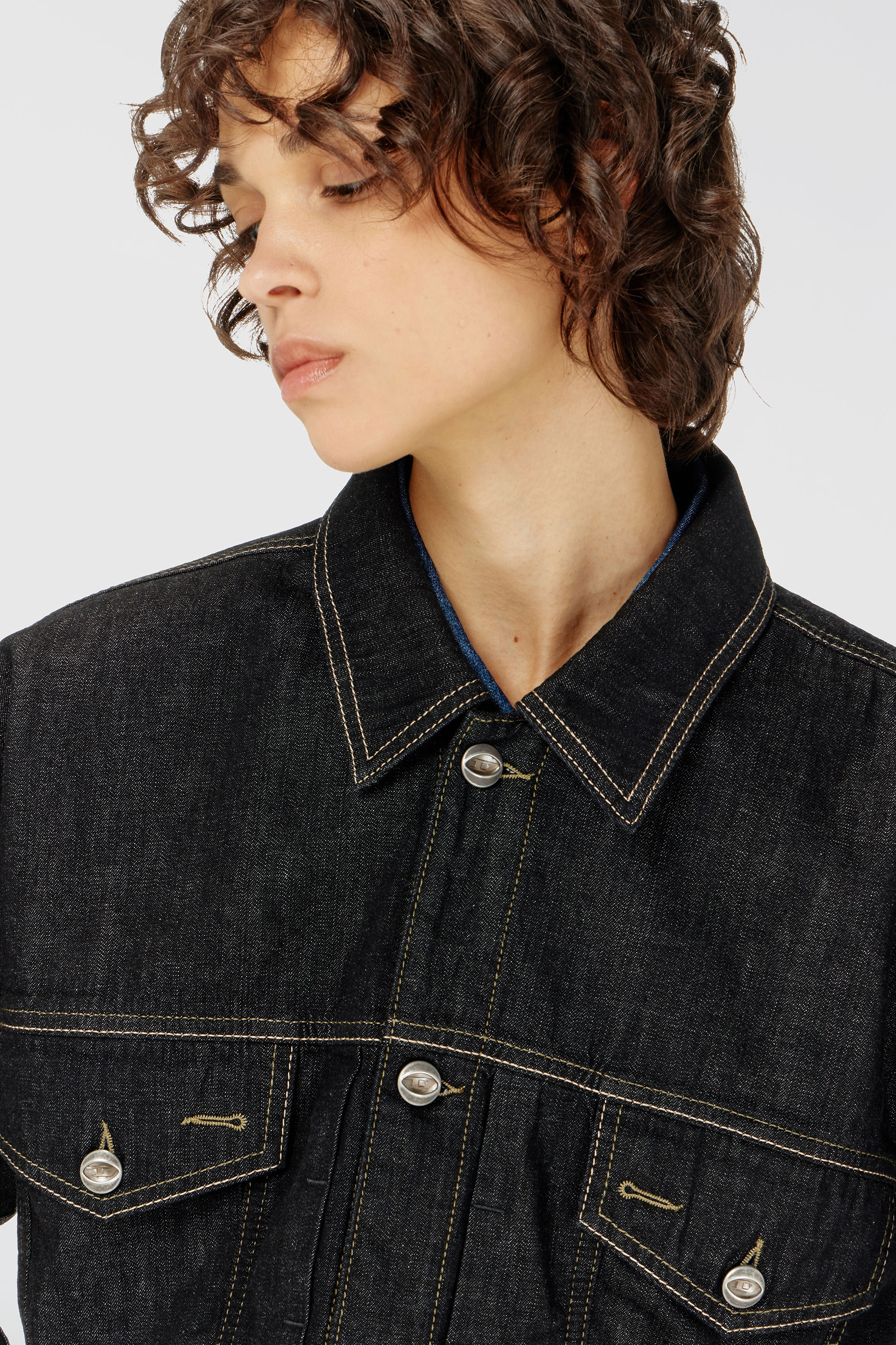 Diesel - DE-MALLEY, Chaqueta trucker cropped oversized en rinse denim Mujer in Negro - 5