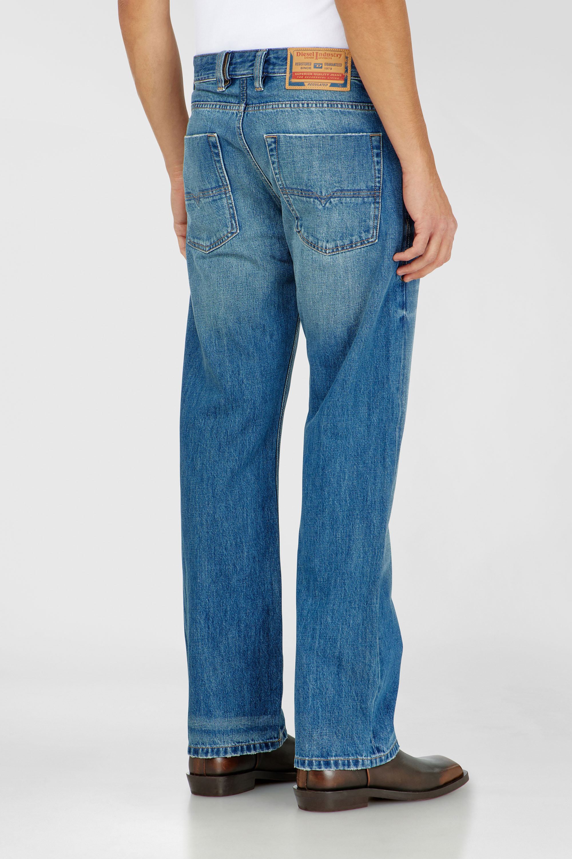 Diesel - Relaxed Jeans 1980 D-Eeper 0DLDC Hombre, Azul medio - 5