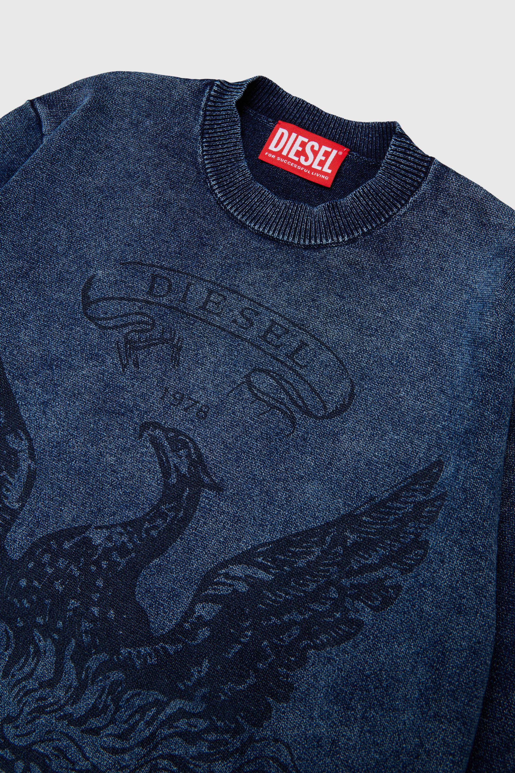 Diesel - KFINNIC OVER, Jersey efecto denim con motivo de f&eacute;nix Hombre in Azul marino - 3