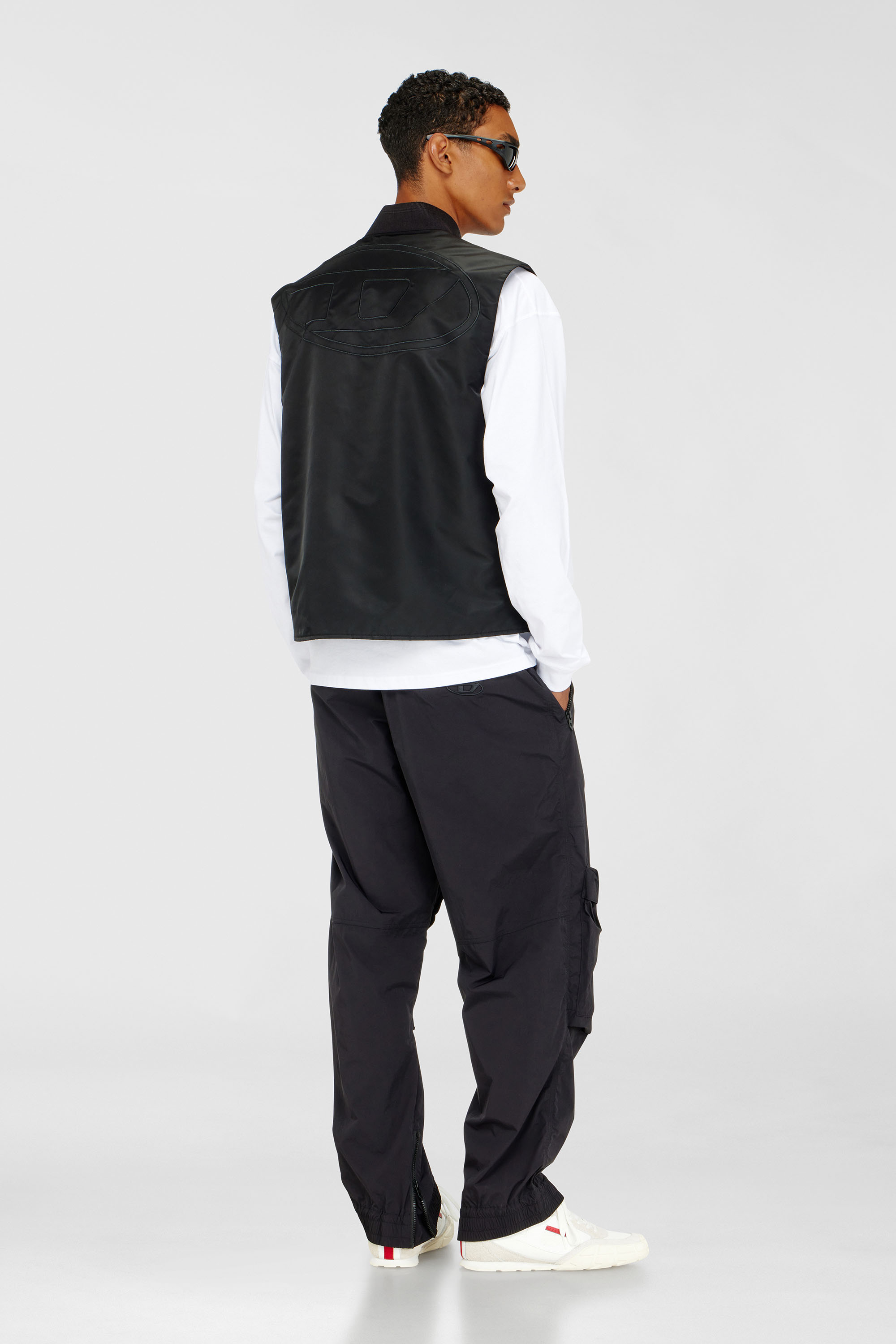 Diesel - W-TYPE-D1-SL, Chaleco acolchado de sat&eacute;n con bordado Oval D Hombre in Negro - 2