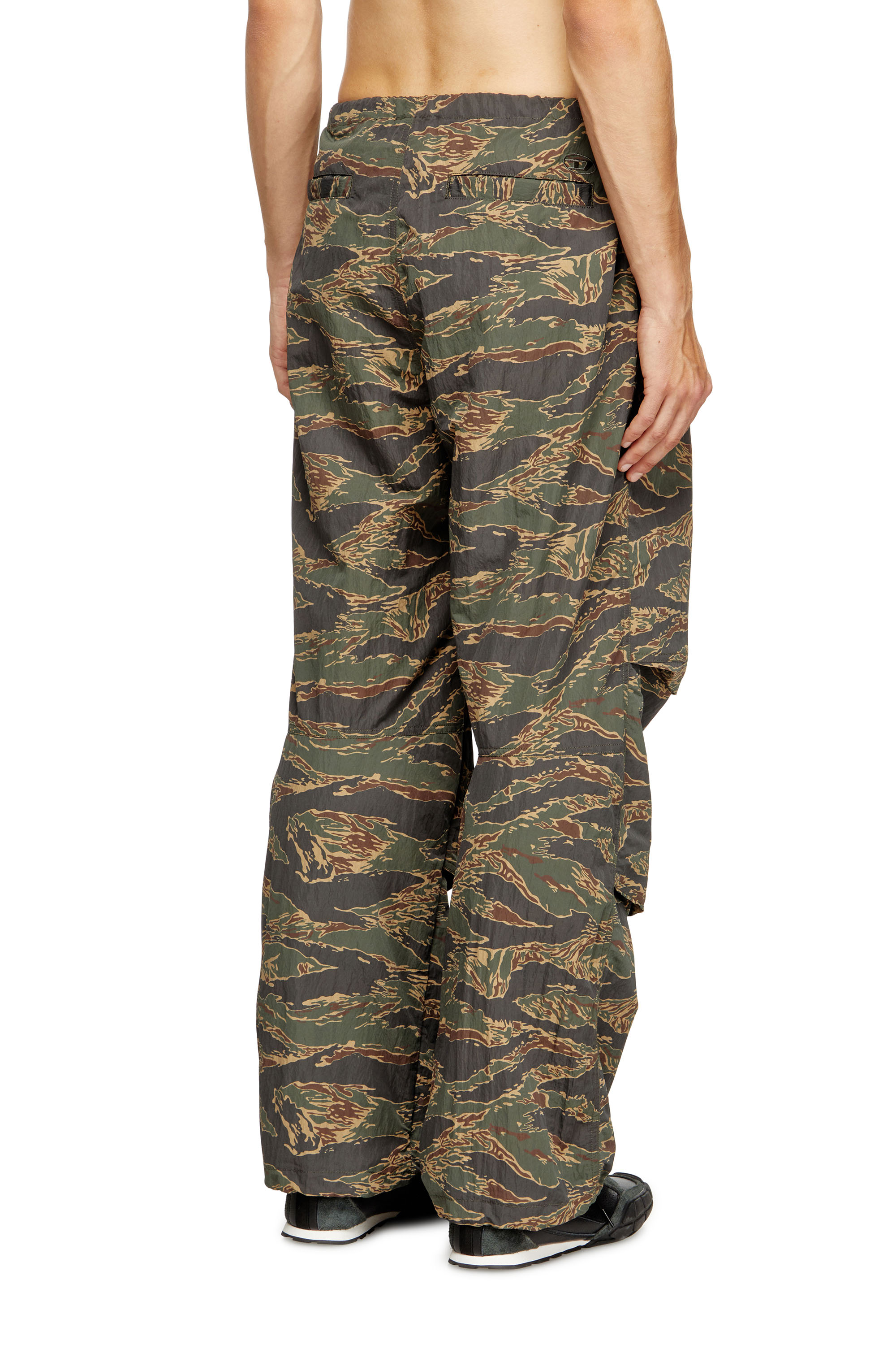 Diesel - P-ANIC, Pantalones cargo de nailon con estampado de camuflaje Hombre in Verde - 4