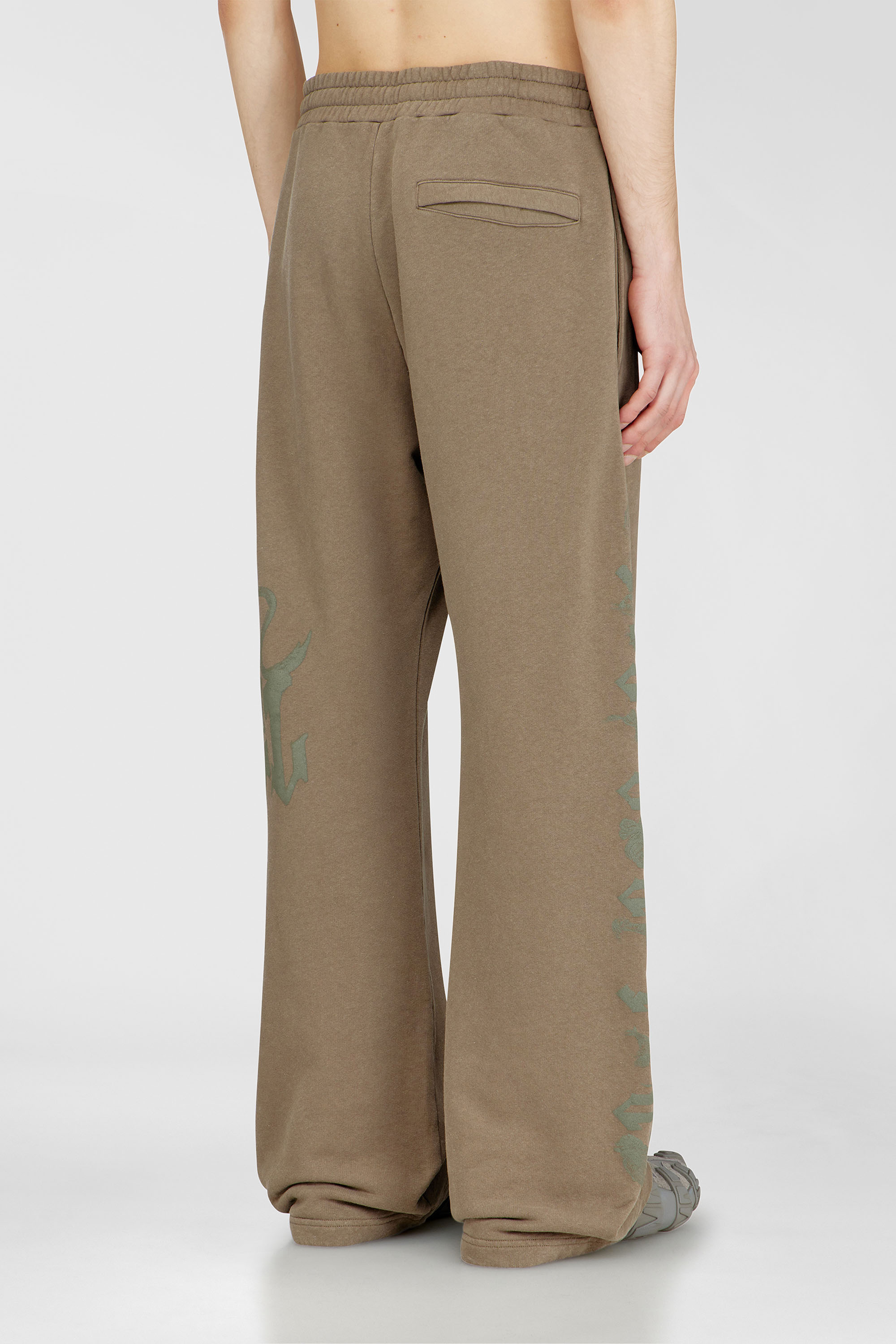 Diesel - P-GRO, Pantalones tratados con estampado de logo Hombre in Marr&oacute;n - 4