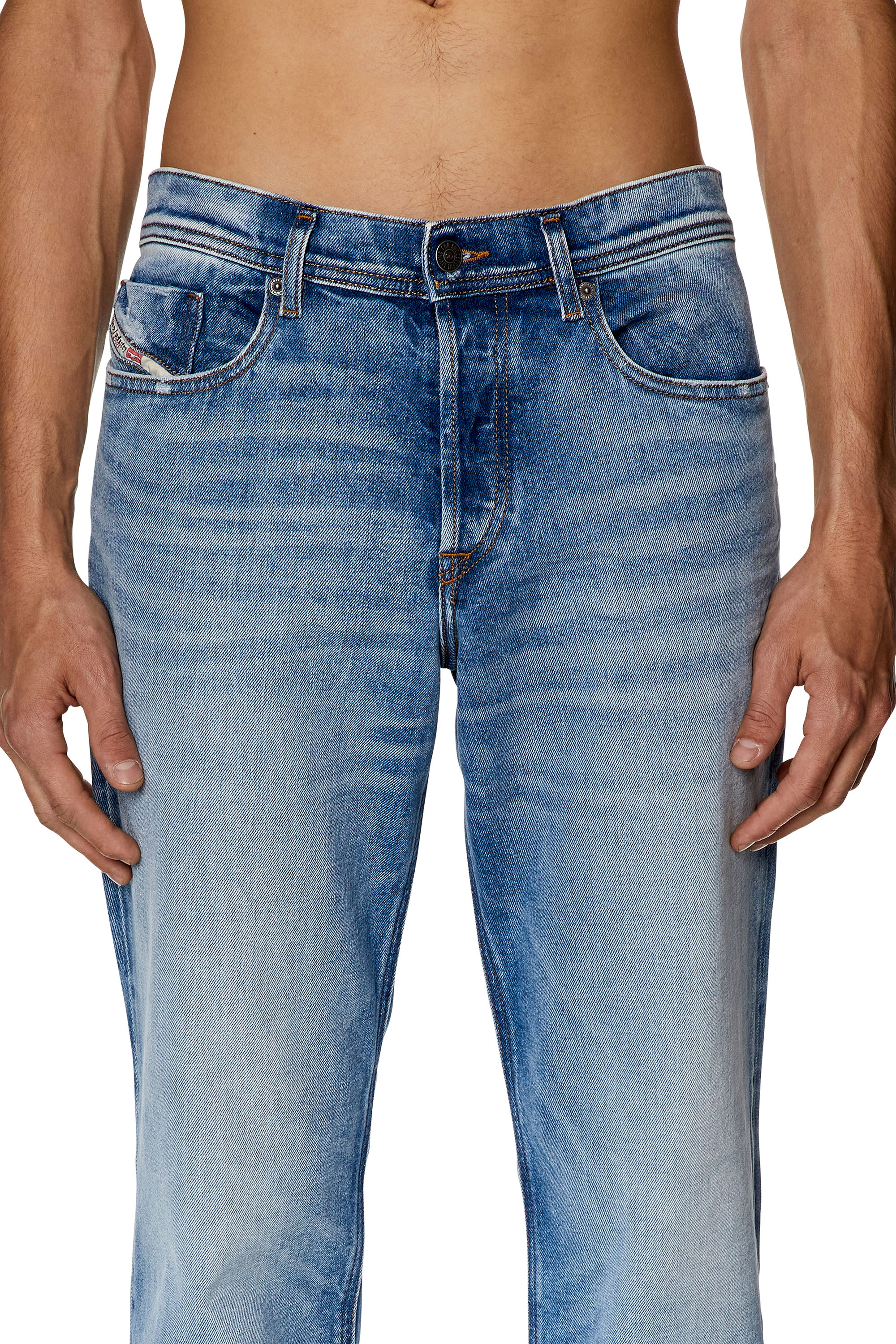 Diesel - 2023 D-Finitive 09G24 Tapered Jeans, Azul Claro - Image 3