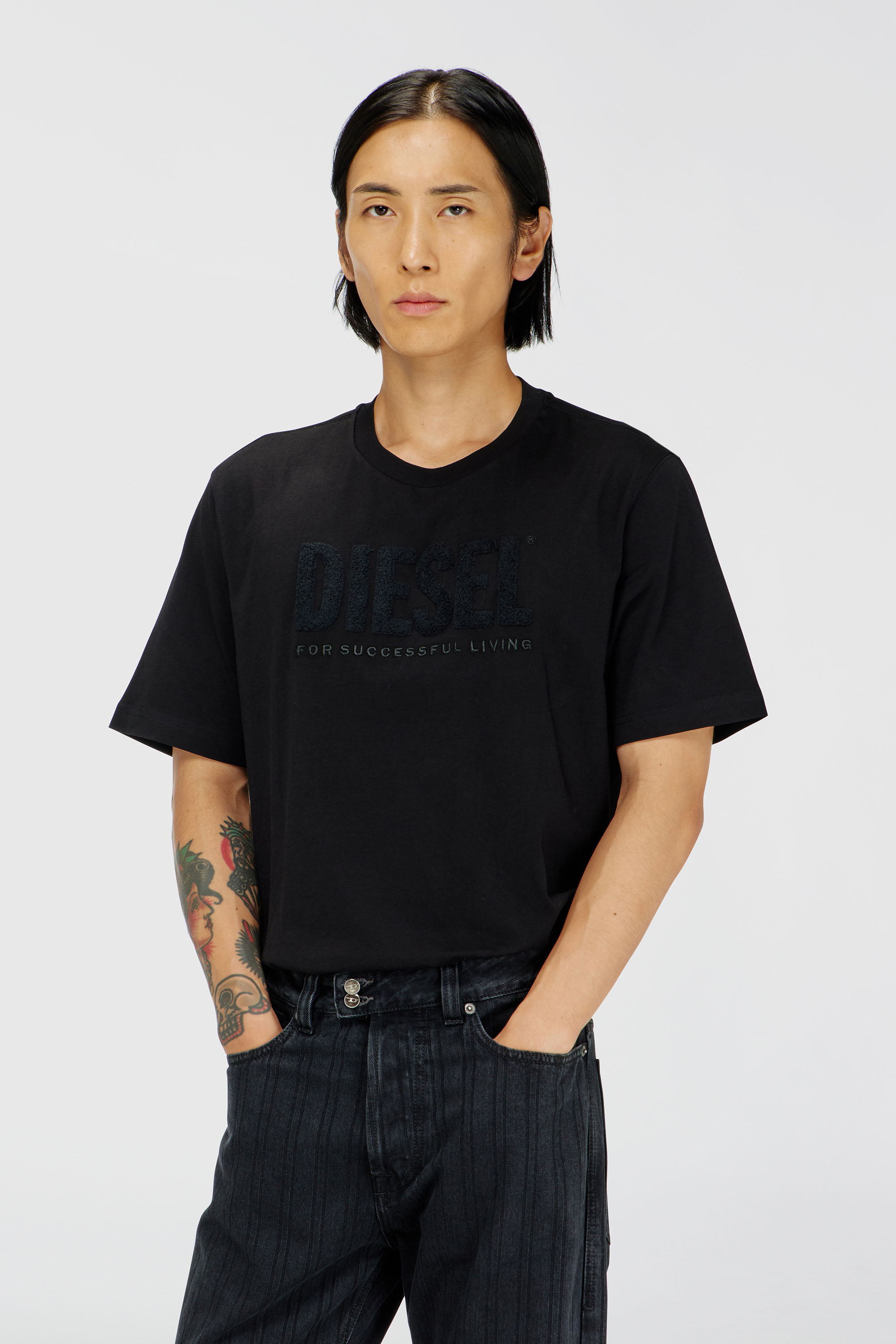 Diesel - T-JUST-OVA-T92, Camiseta de algod&oacute;n con estampado de logotipo Diesel tono sobre tono Hombre in Negro - 1