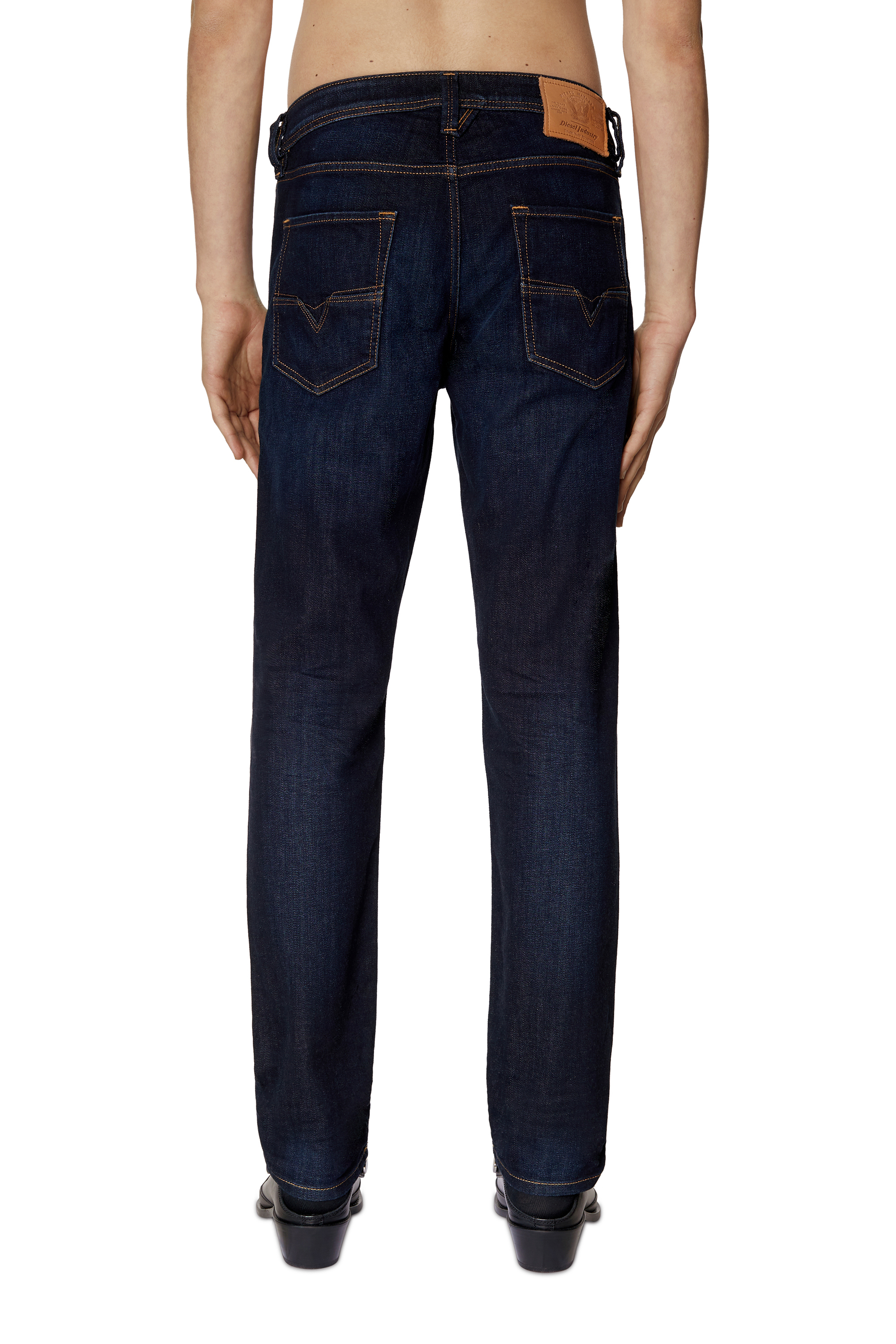 Diesel - 1986 Larkee-Beex 009ZS Tapered Jeans, Azul Oscuro - Image 2