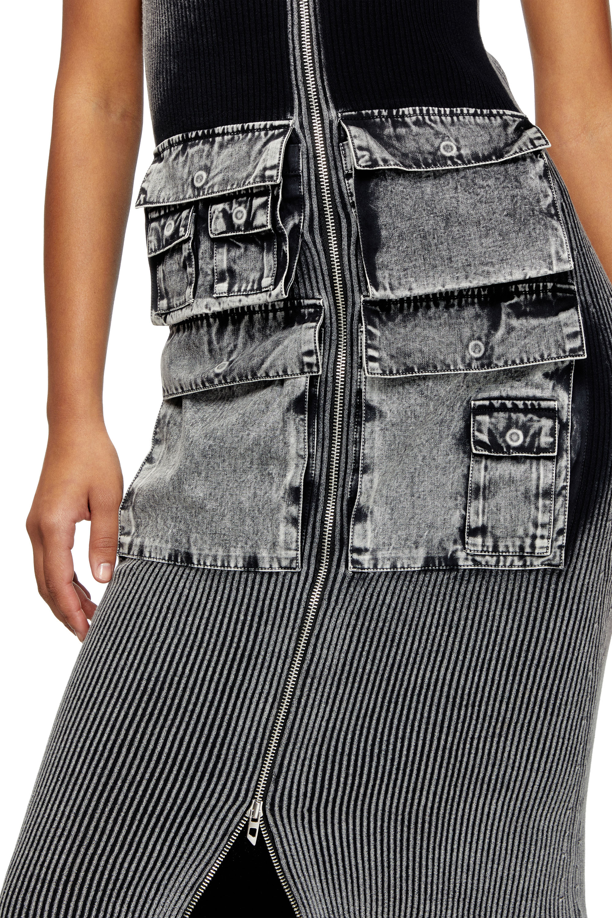 Diesel - M-MELTI, Vestido midi tejido con bolsillos cargo de denim Mujer in Gris - 5