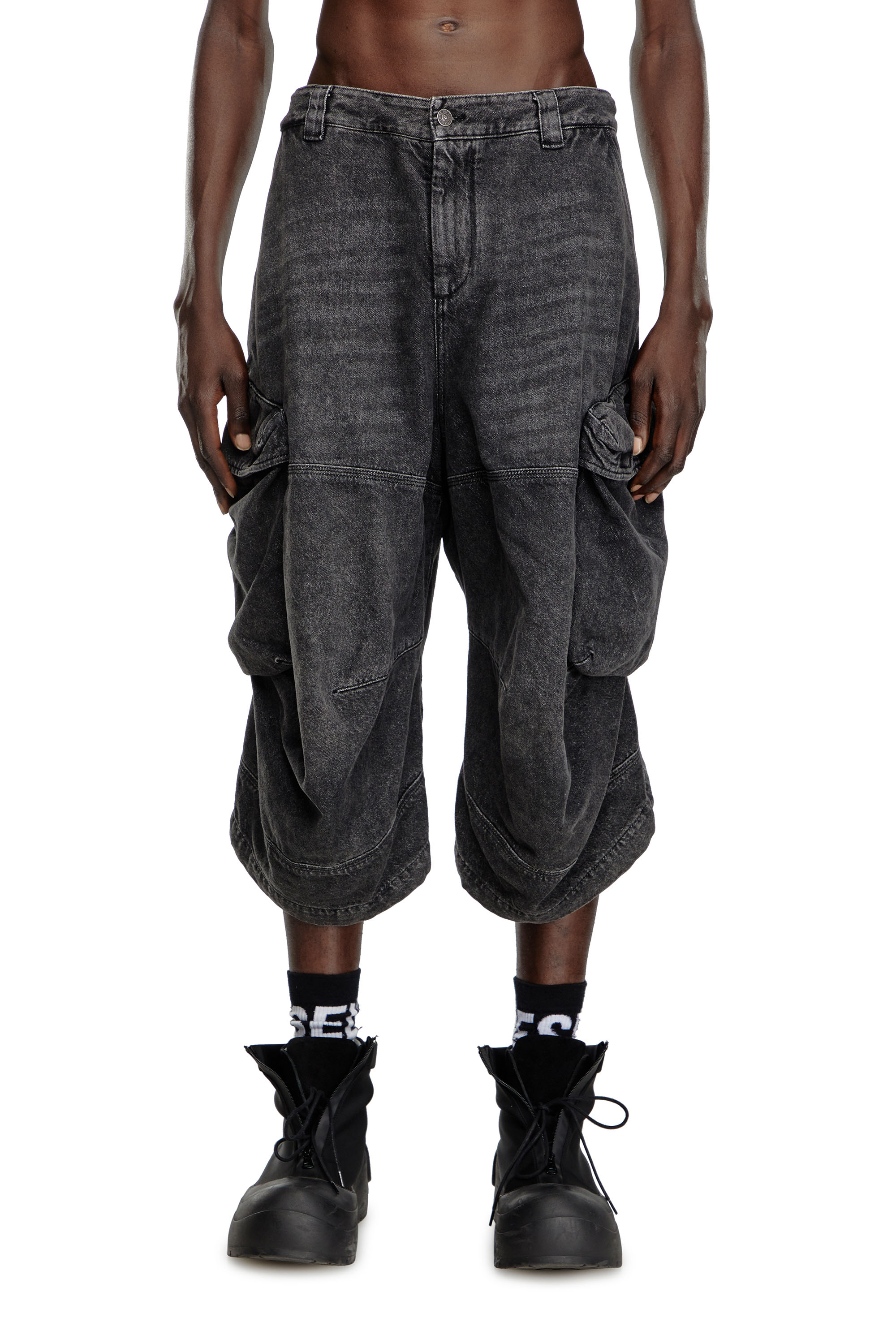 Diesel - D-ARNE-SHORT-S, Hombre Pantalones cortos largos de denim con bolsillos cargo in Negro - Image 1