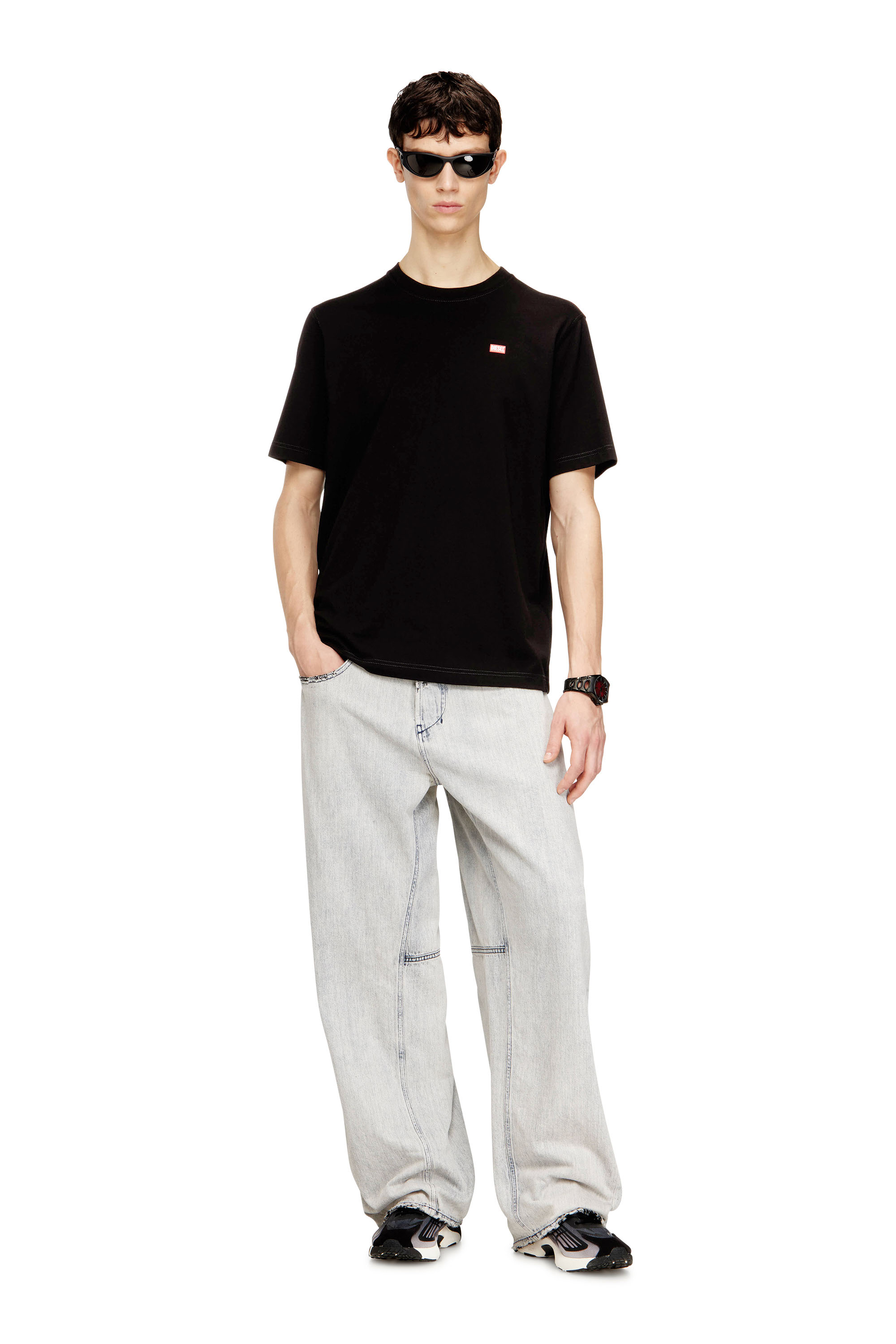 Diesel - T-ADJUST-V10, Camiseta regular con parche de Diesel y estampado fotogr&aacute;fico Hombre in Negro - 2