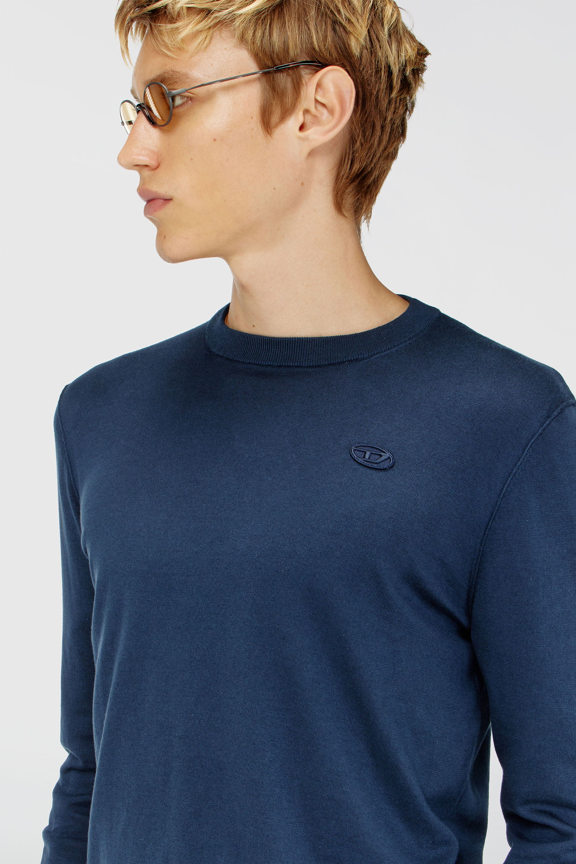 Diesel - K-FREEX-TAG-T92, Prenda de punto de algod&oacute;n con logotipo tono sobre tono Hombre in Azul marino - 5